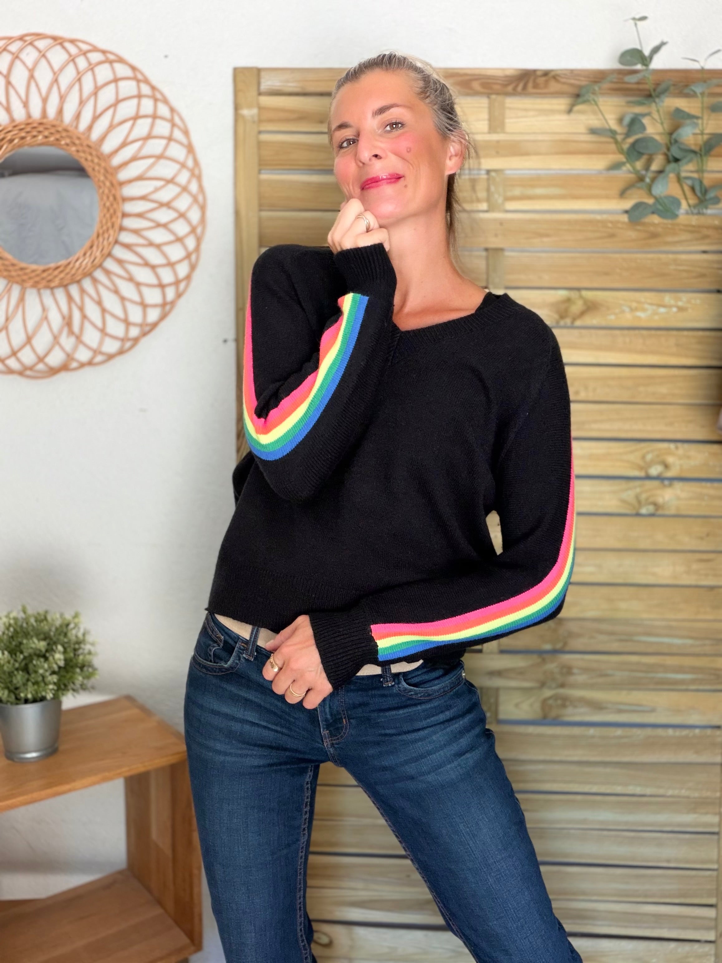 Pull épais avec bandes colorées, col V - RAINBOW 🌈 Noir - Winter 2026