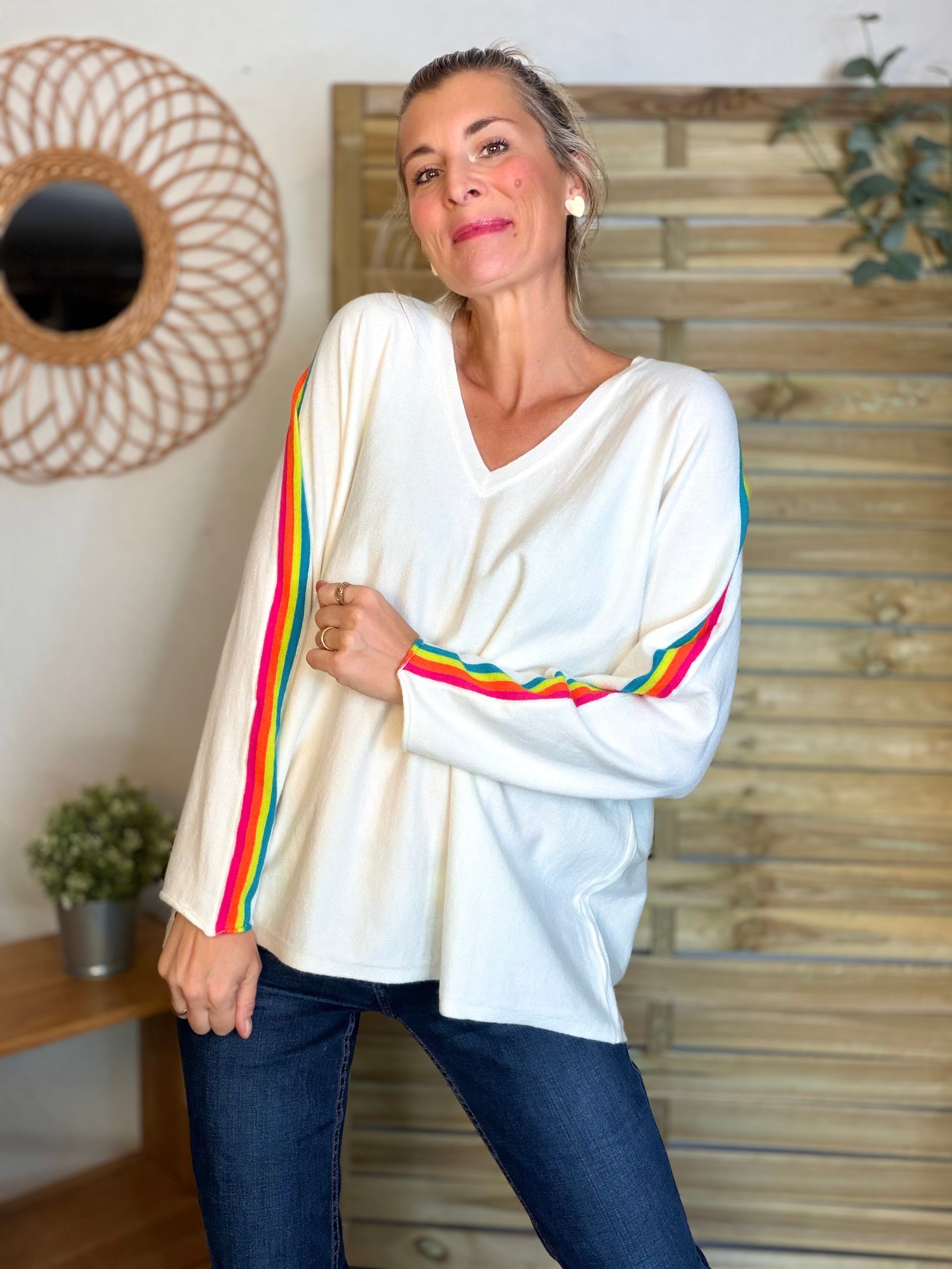 Pull fin avec bandes colorées, col V - RAINBOW OVERSIZE 🌈 Écru