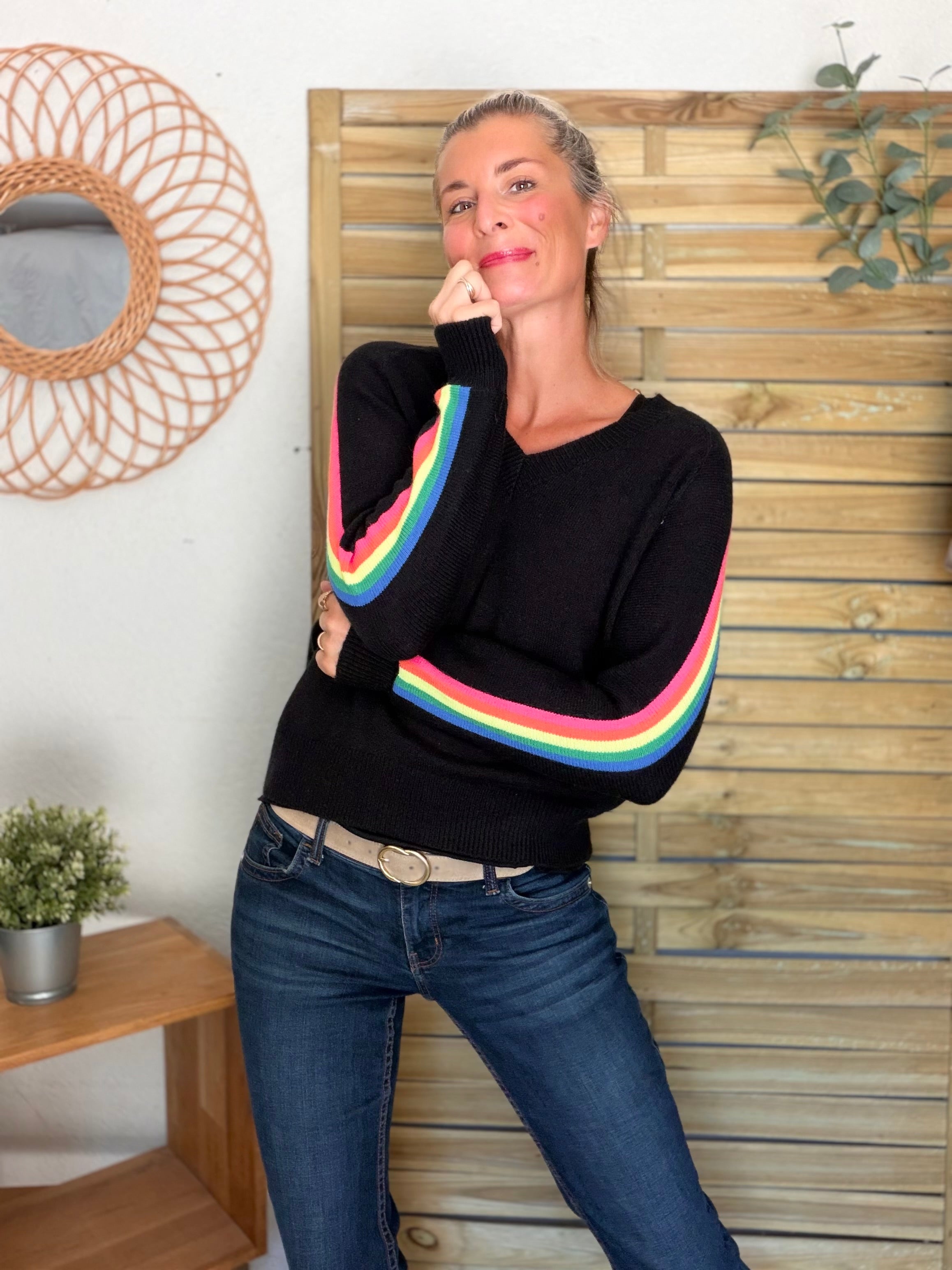 Pull épais avec bandes colorées, col V - RAINBOW 🌈 Noir - Winter 2026