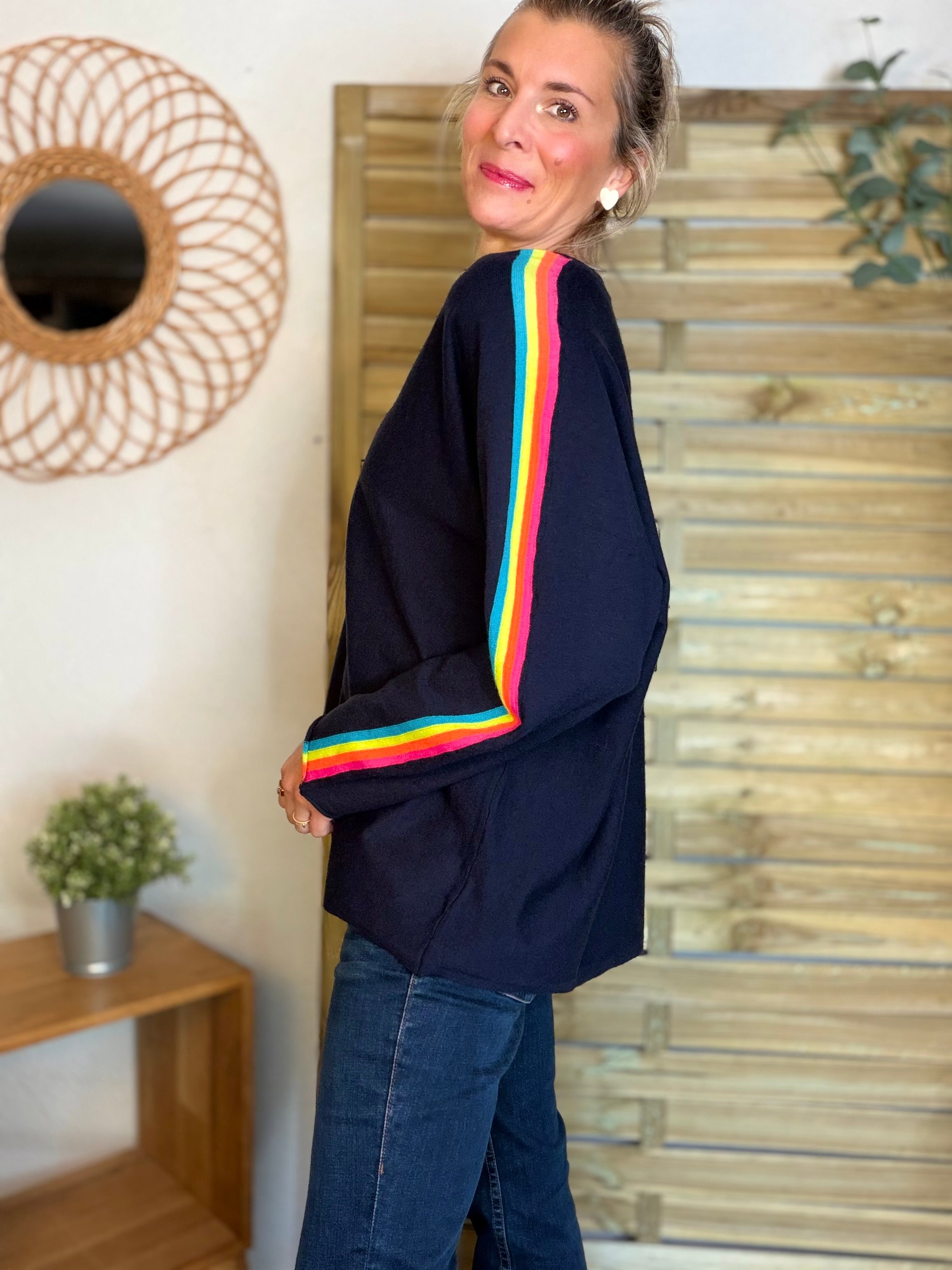 Pull fin avec bandes colorées, col V - RAINBOW OVERSIZE 🌈 Bleu marine