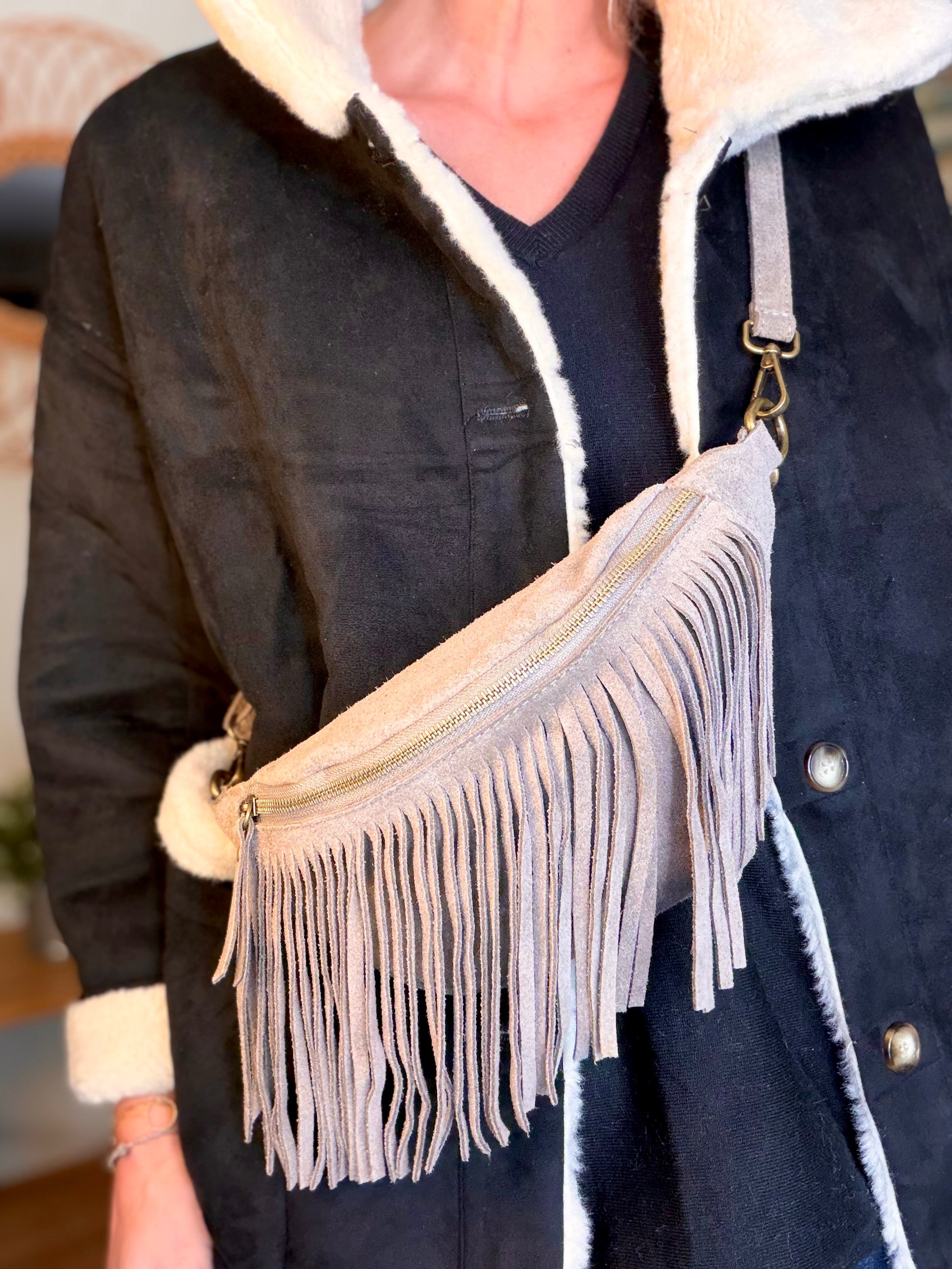 Sac banane avec franges en cuir daim - PIETRA - Taupe