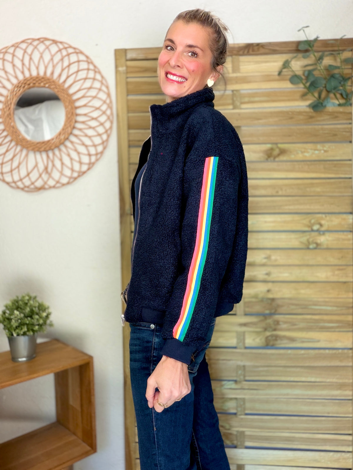 Veste Sherpa zippée bandes Arc-en-ciel CORALIE Bleu marine 🌈