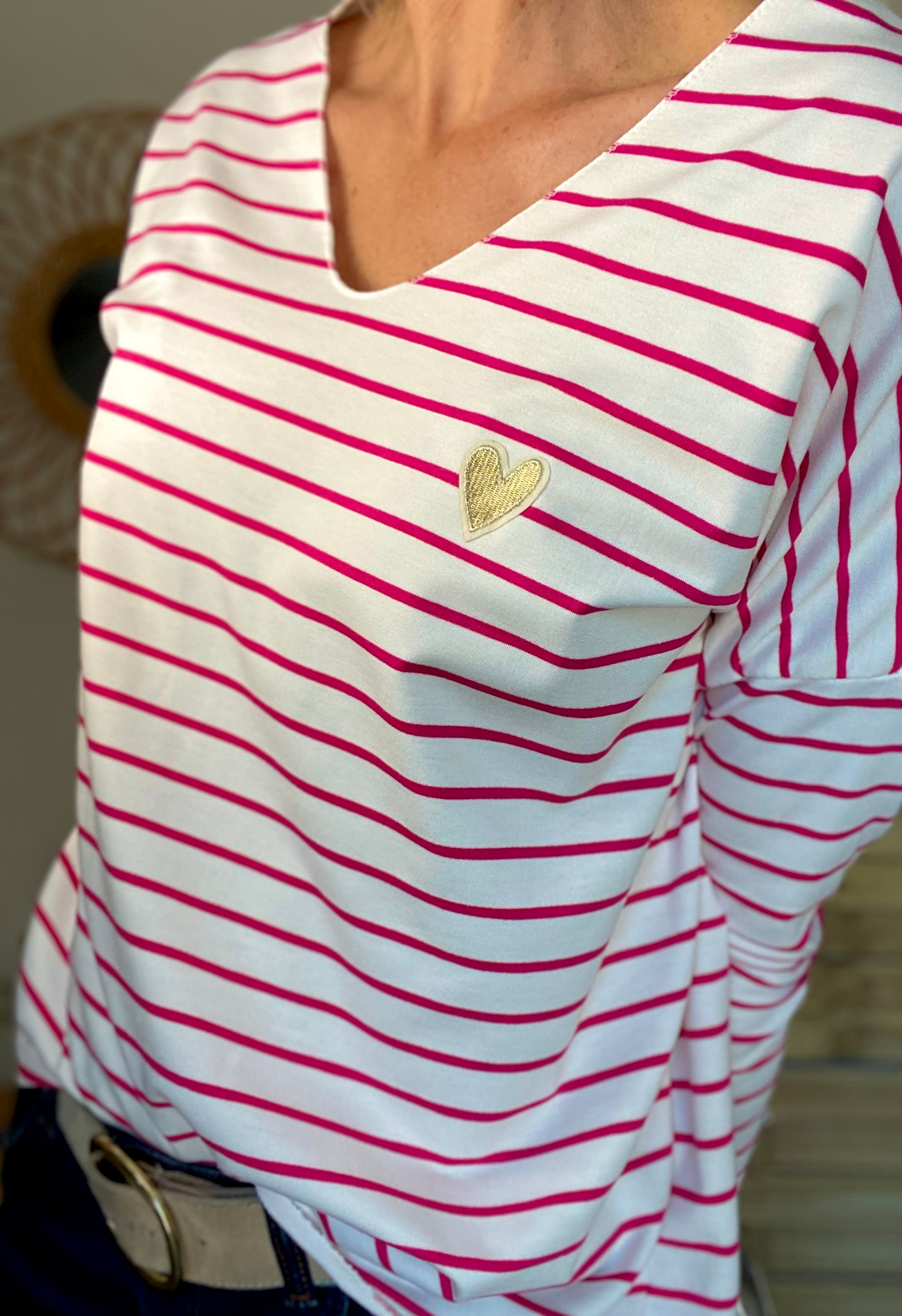 Pull fin rayé col V coeur doré 💛 NOLWENN - Rose fuschia