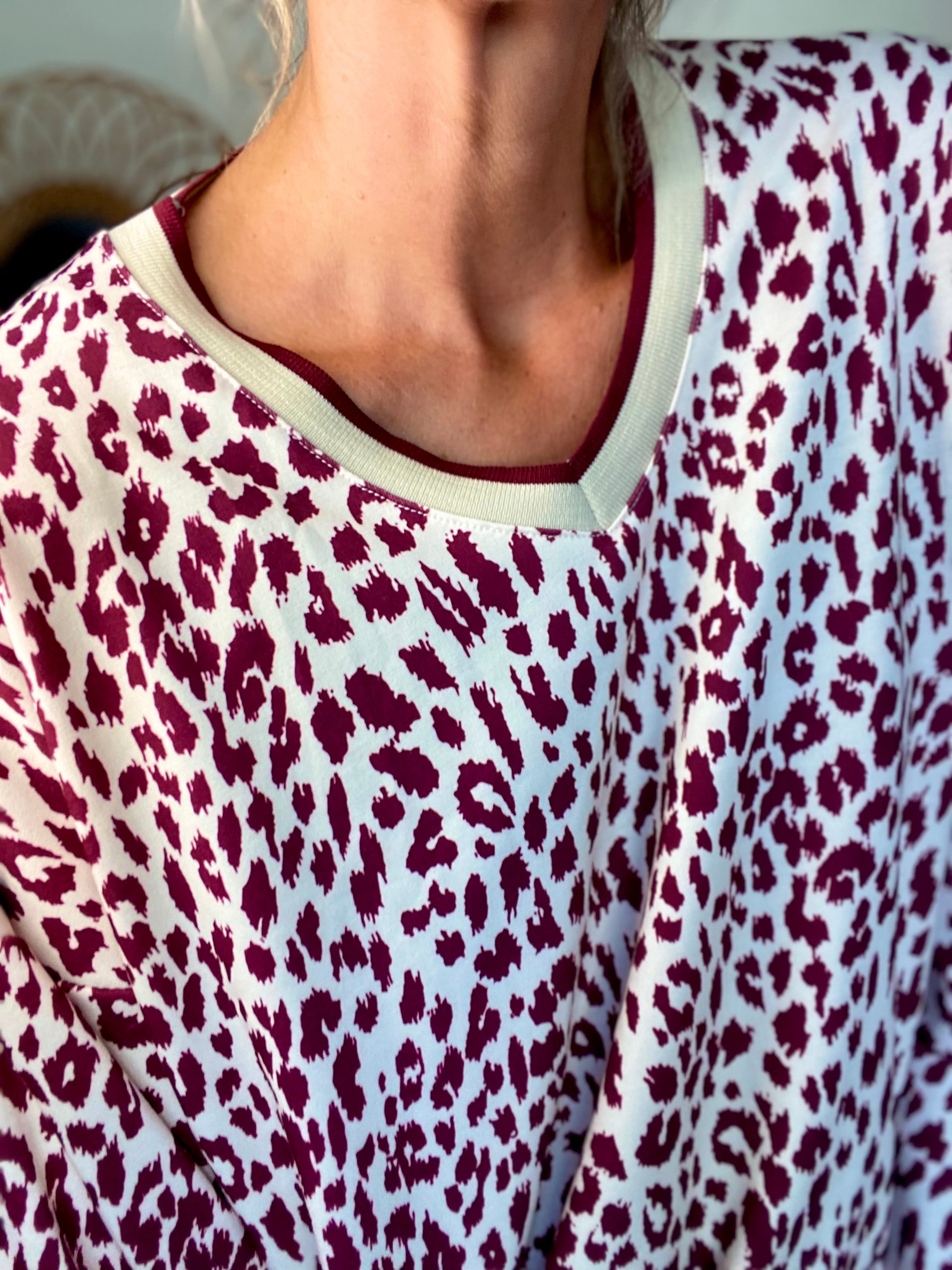 RETOUR EN STOCK DÉBUT OCTOBRE - Sweat imprimé Léo 🐆 AMANDINE - Bordeaux