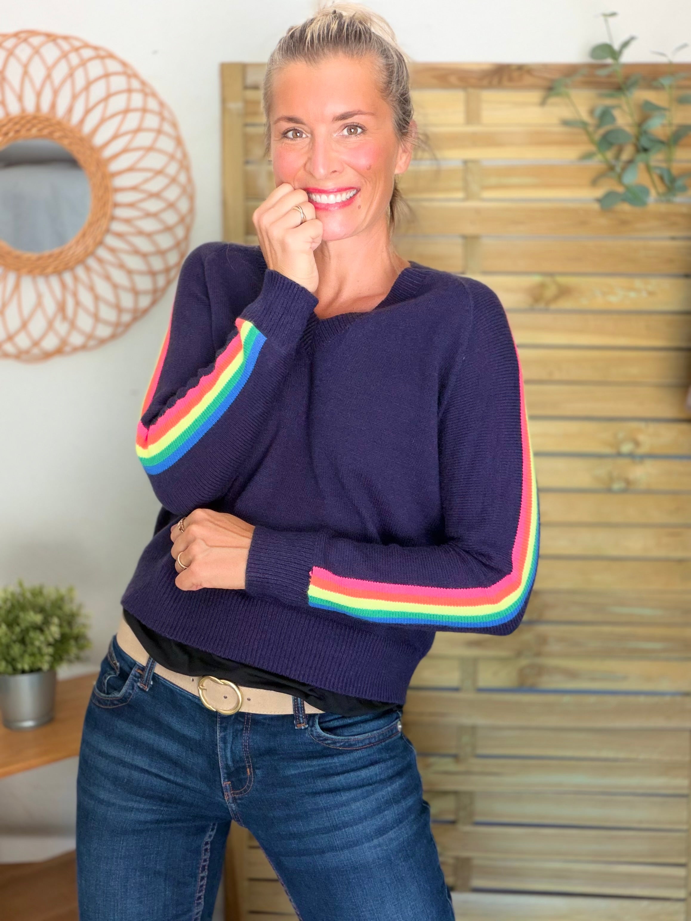 Pull épais avec bandes colorées, col V - RAINBOW 🌈 Bleu marine - Winter 2026