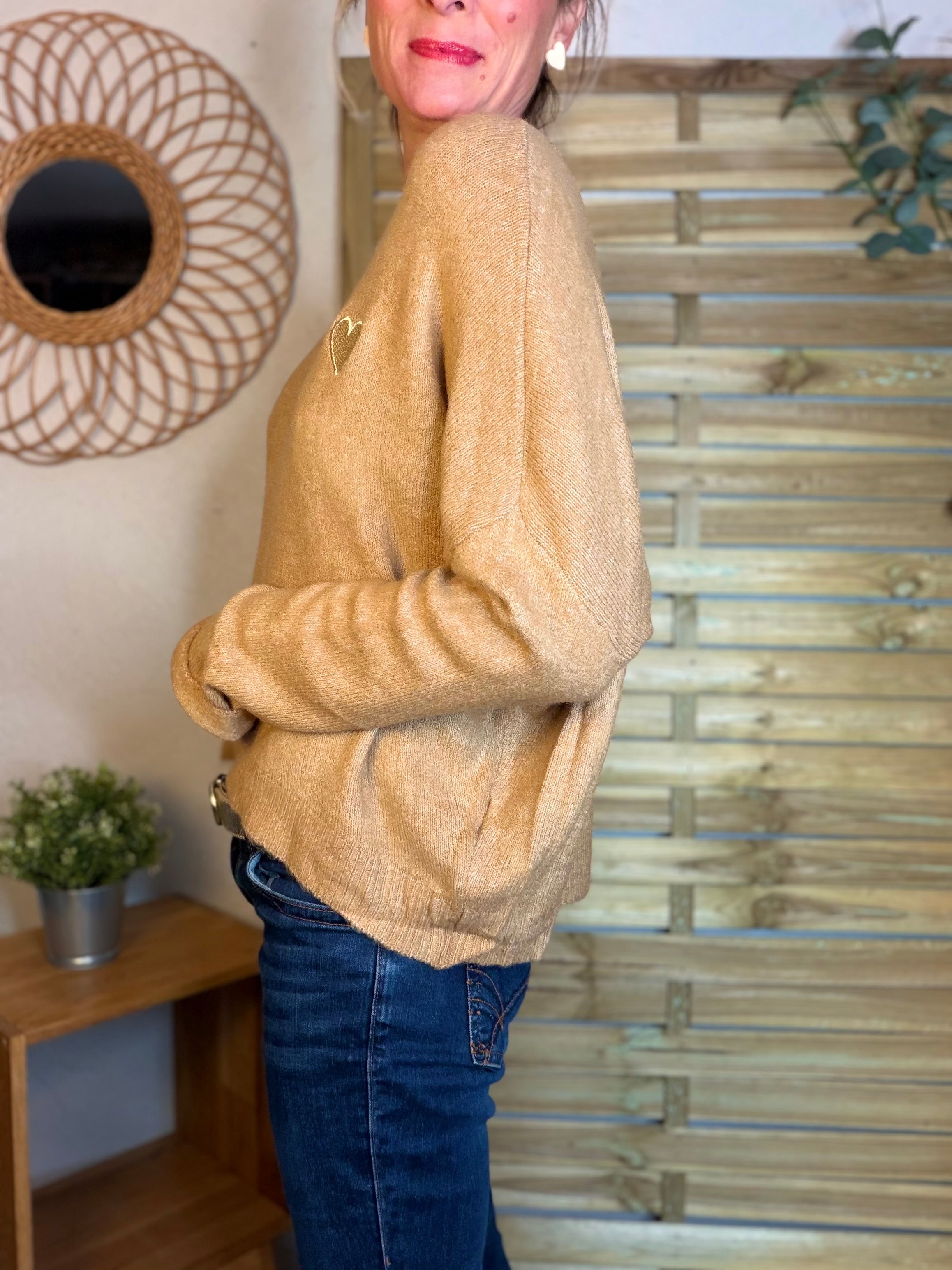 Pull léger en maille cœur doré brodé 💛 MELISSA - Camel