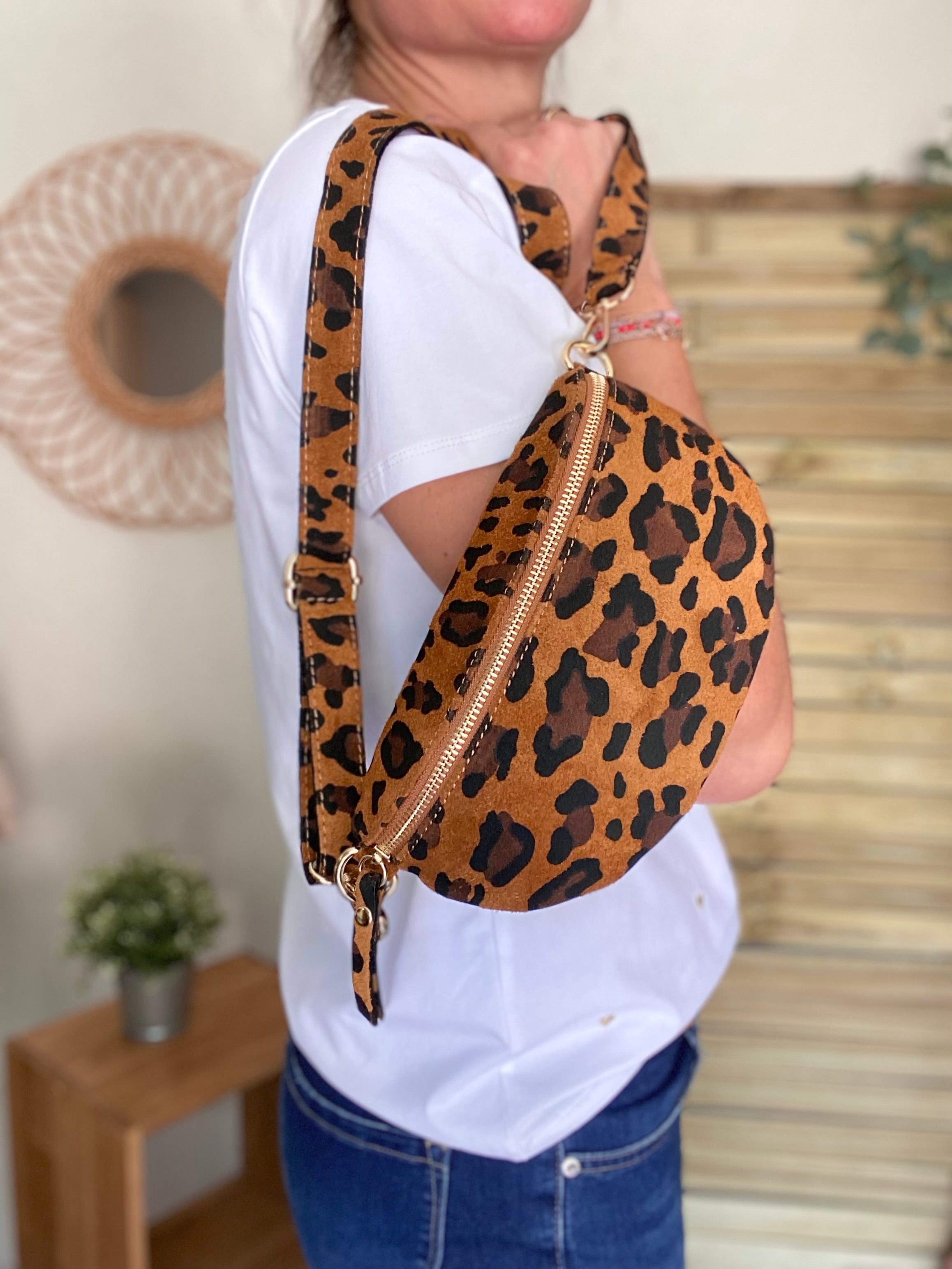 Sac banane en cuir daim EMMY - Camel léo - Format S