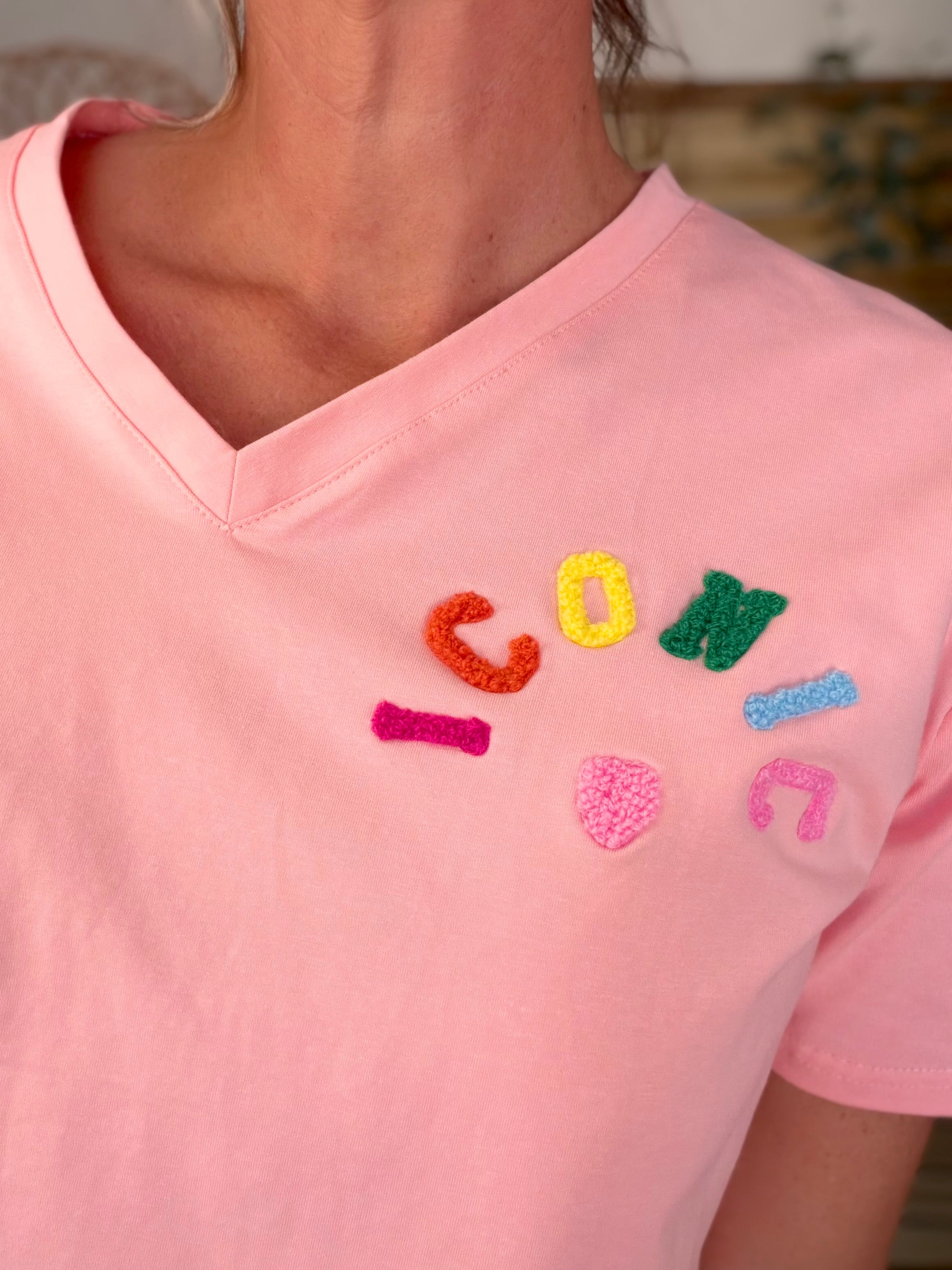 Tee shirt col V ICONIC club multicolore CARO - Rose clair