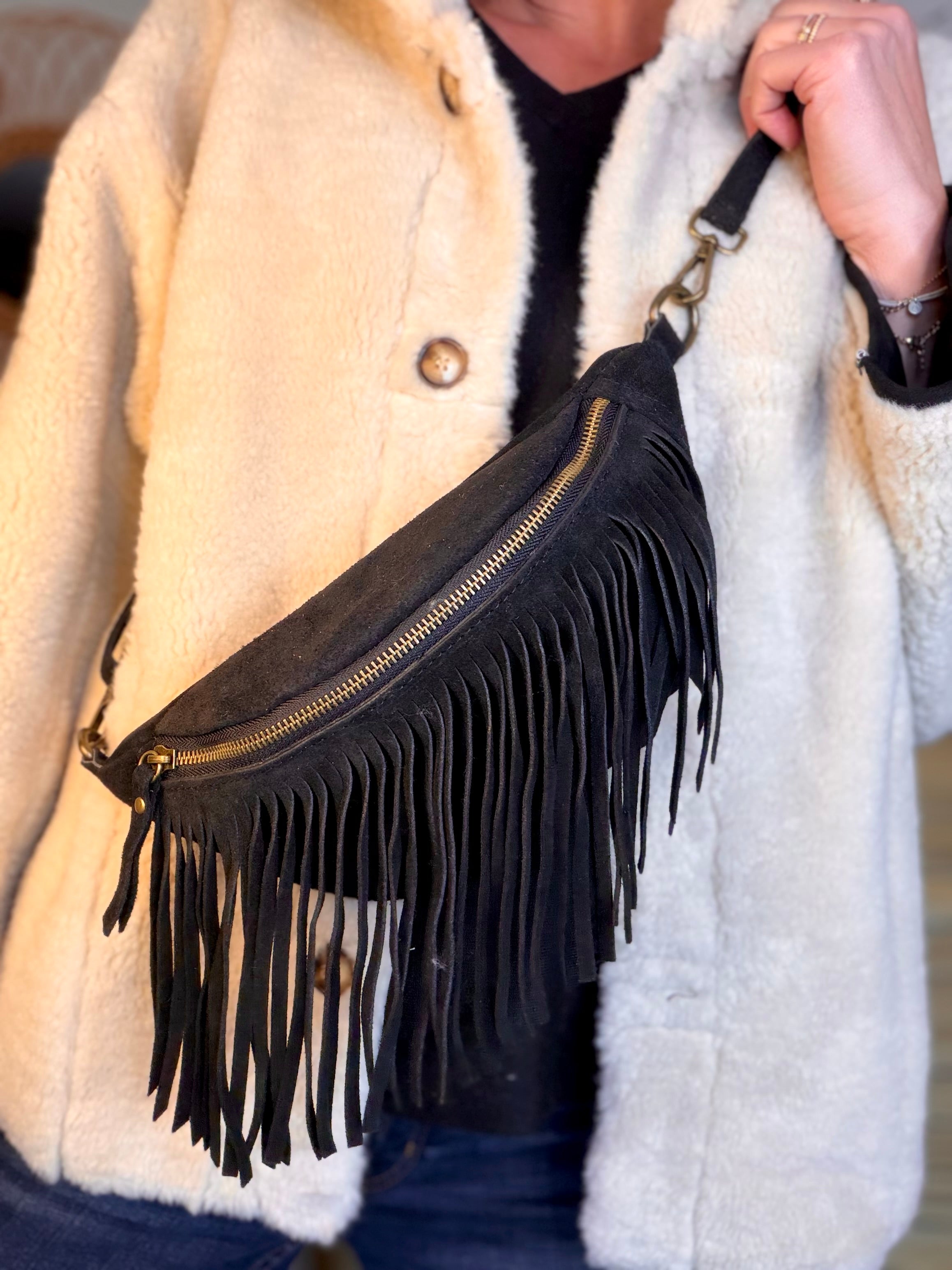 Sac banane avec franges en cuir daim - PIETRA - Noir