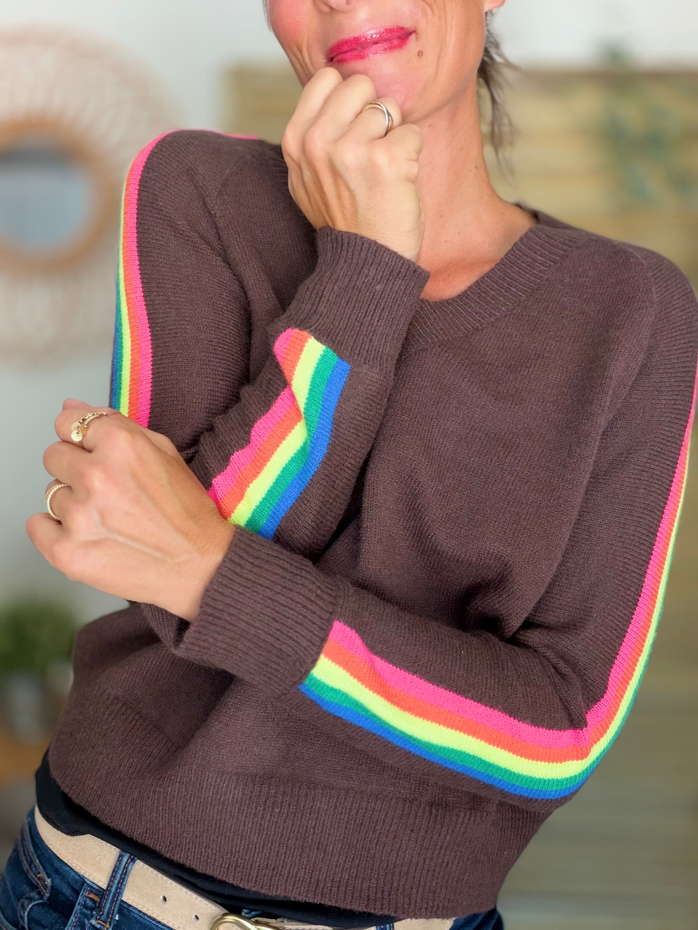 Pull épais avec bandes colorées, col V - RAINBOW 🌈 Chocolat - Winter 2026