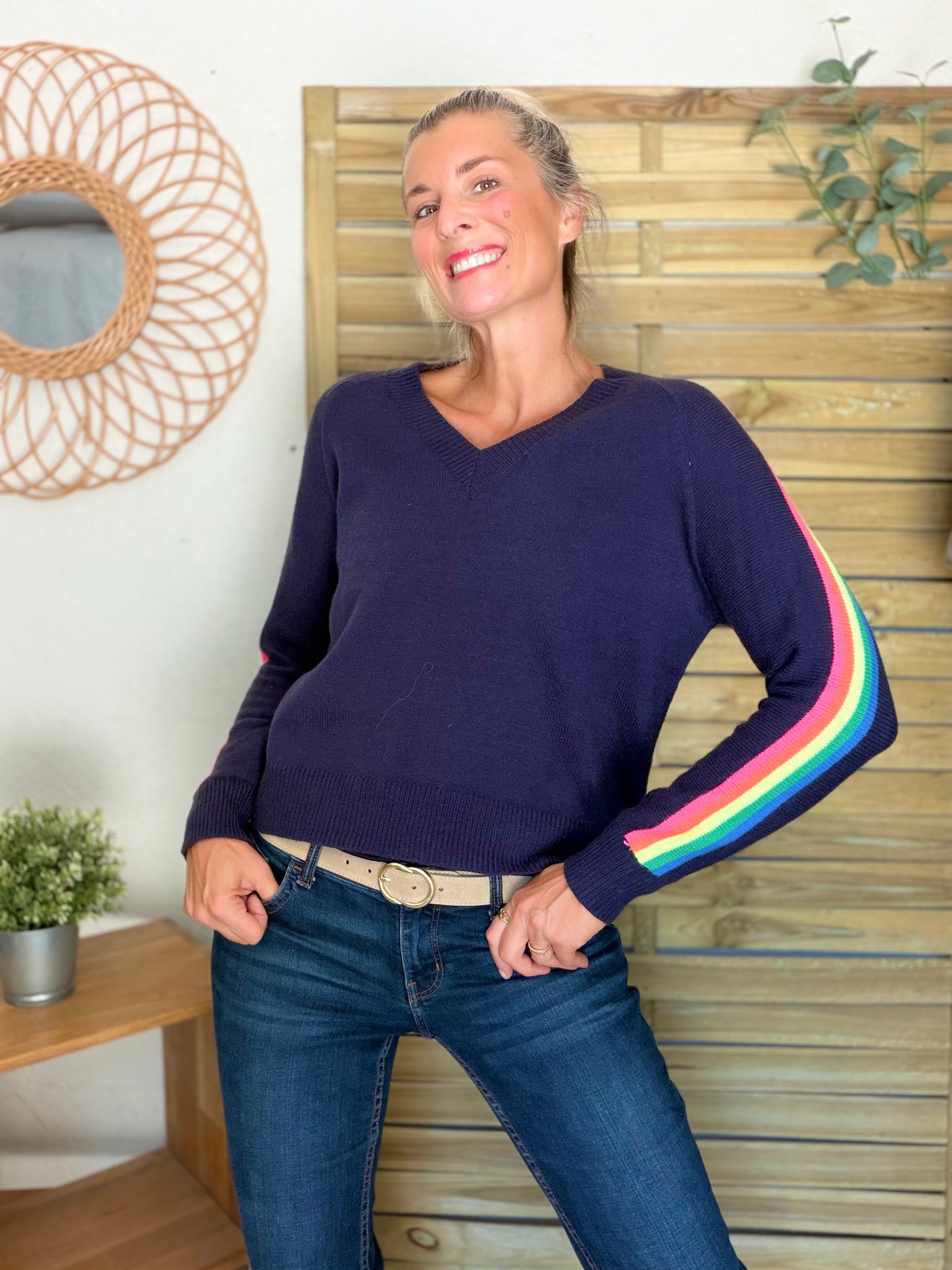 Pull épais avec bandes colorées, col V - RAINBOW 🌈 Bleu marine - Winter 2026