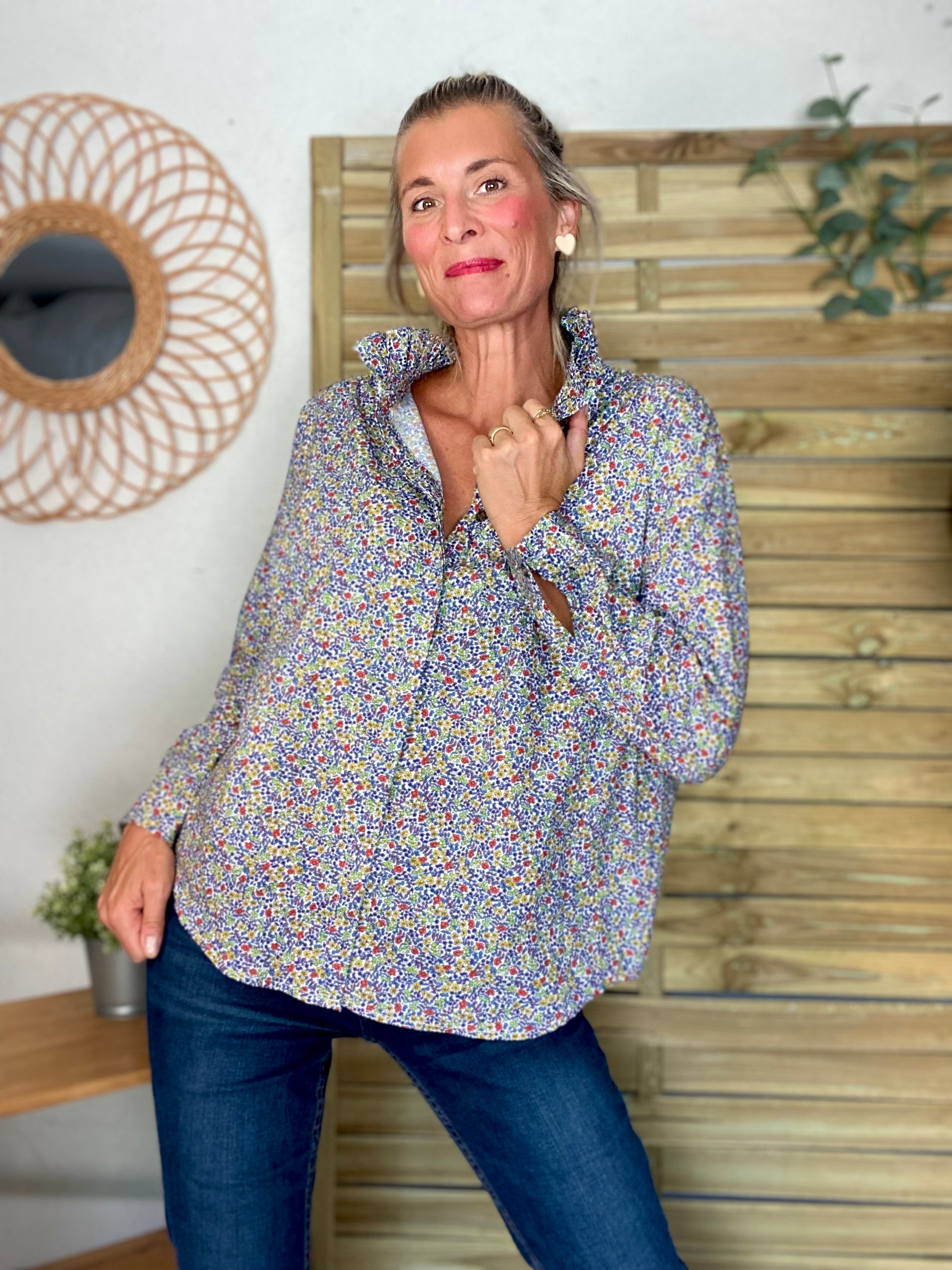 Chemise imprimée Liberty bleu, col victorien volanté CHARLOTTE