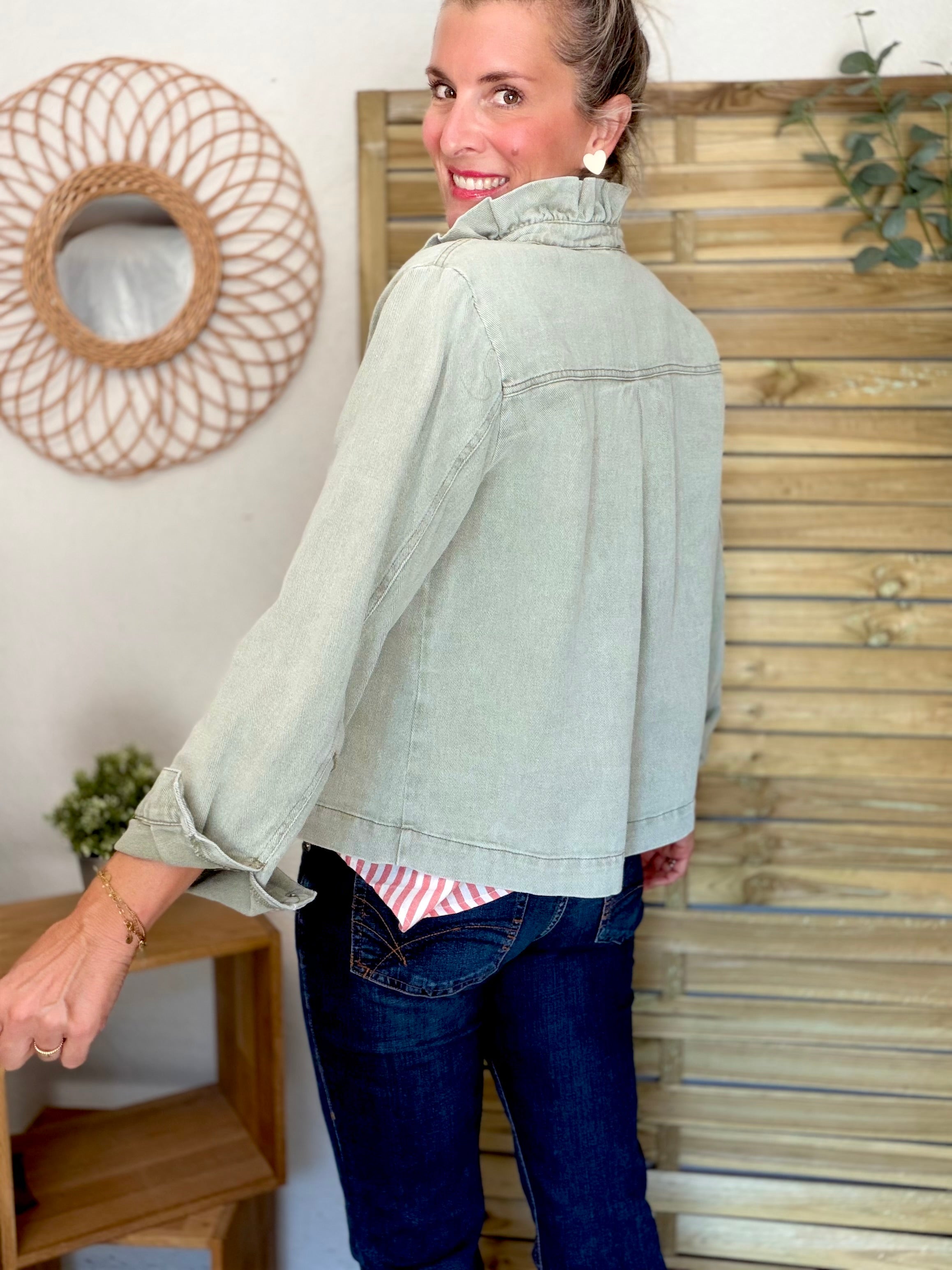 Veste courte légère col volanté JUNE - Kaki clair