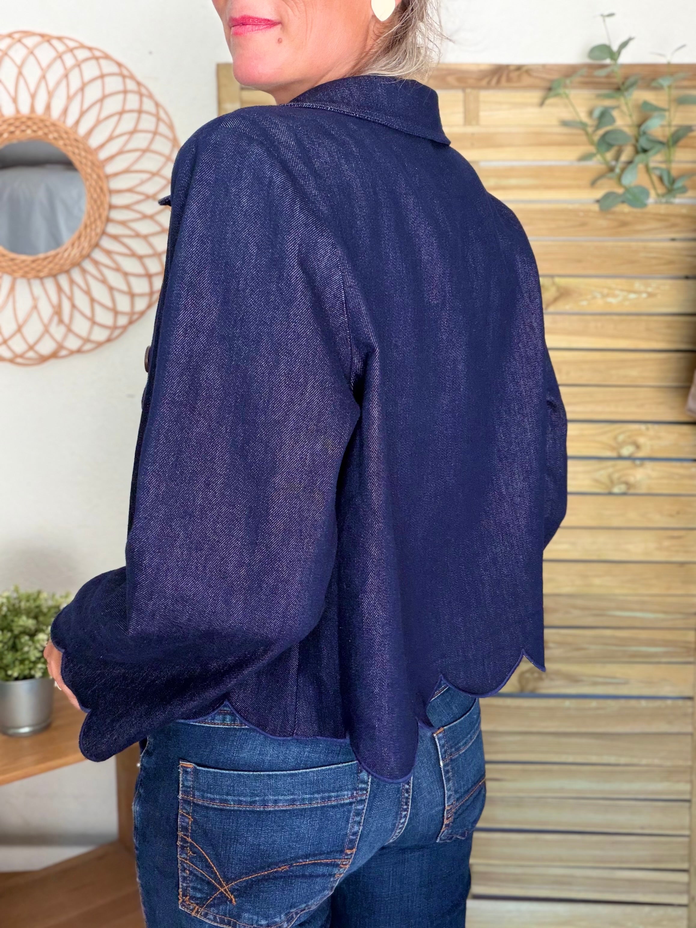 Veste courte à bords festonnés en denim CALISTE - Bleu brut
