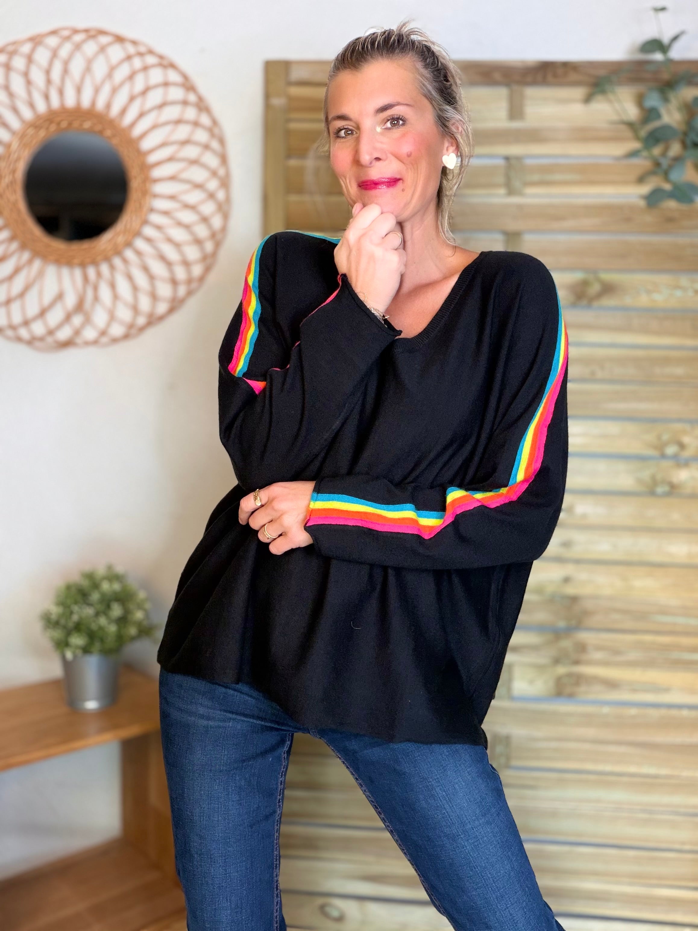 Pull fin avec bandes colorées, col V - RAINBOW OVERSIZE 🌈 Noir