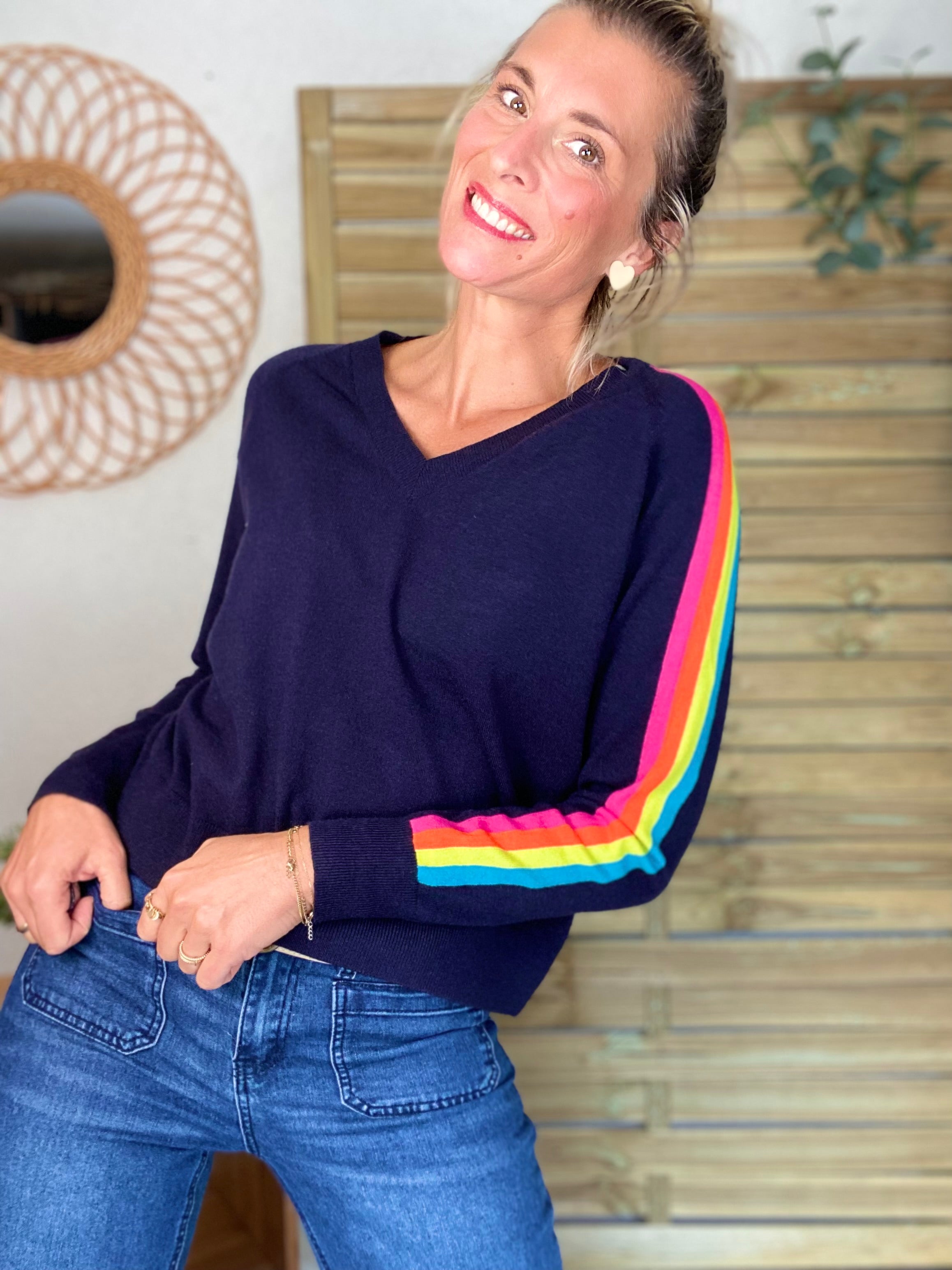 Pull fin avec bandes colorées, col V - RAINBOW 🌈 Bleu marine