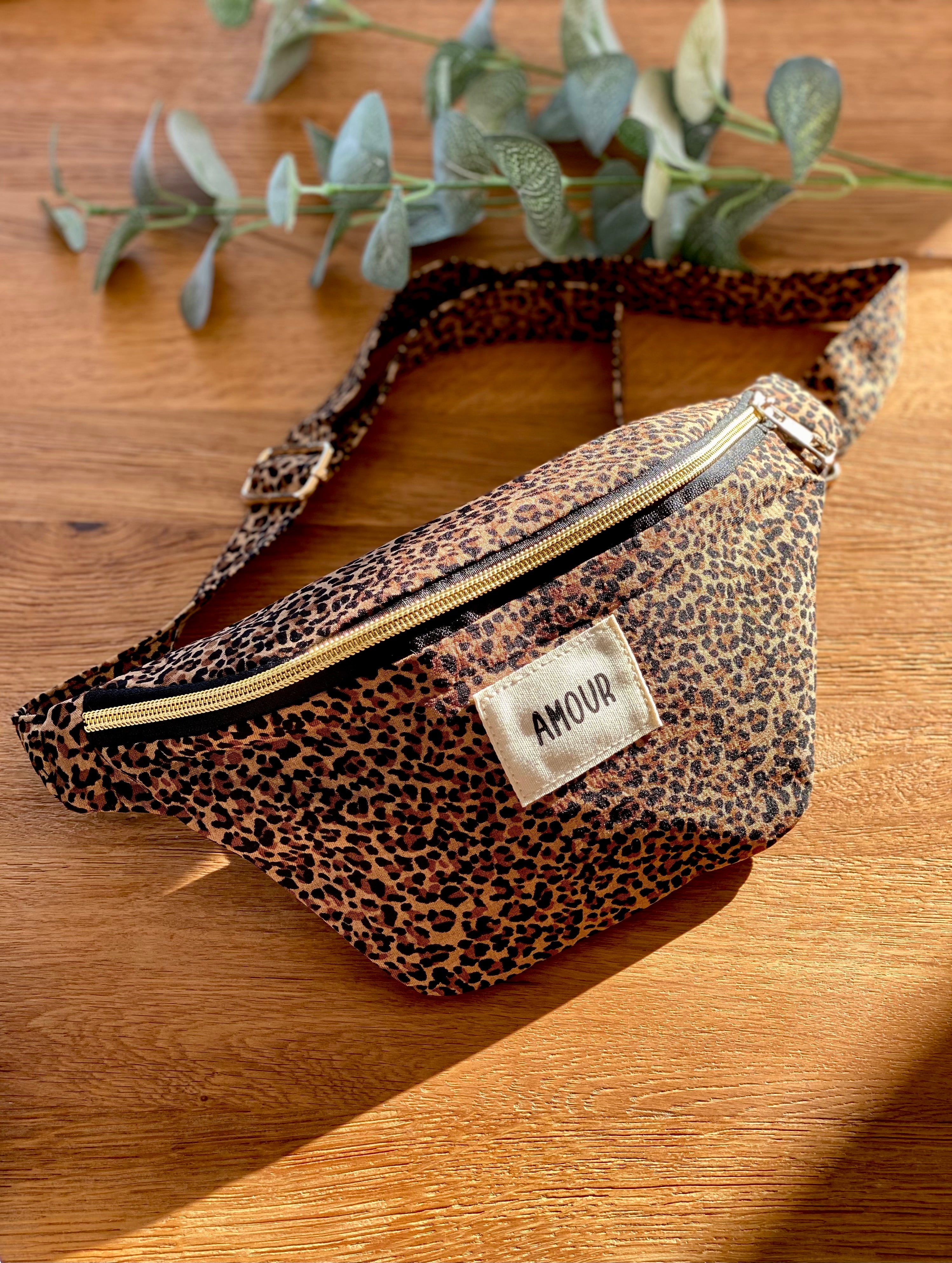 Sac banane COLETTE écusson Amour ou Bichette - motif Léopard 🐆