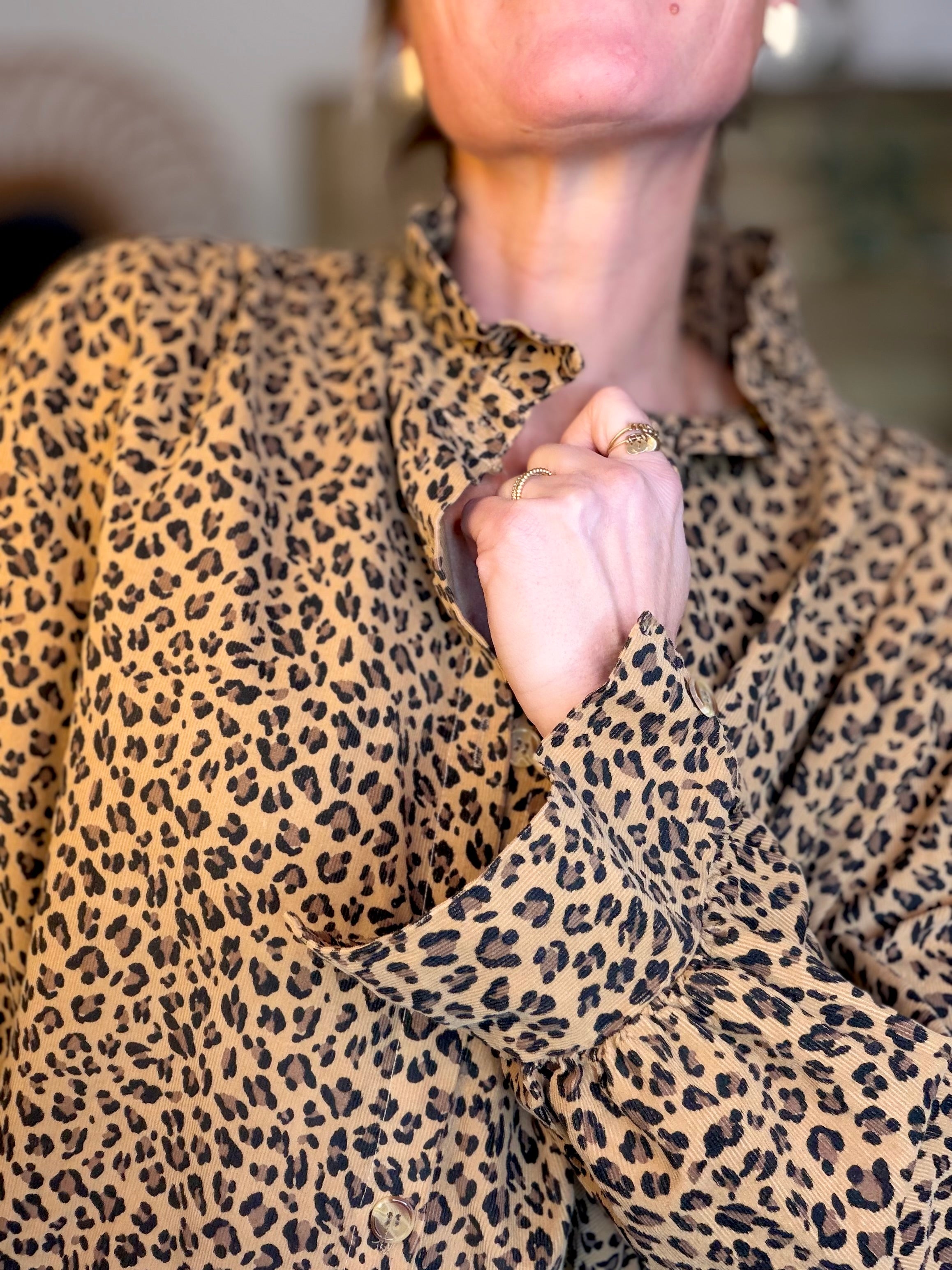 Chemise en velours côtelé fin coton, col volanté FRIDA - Léo camel 🐆