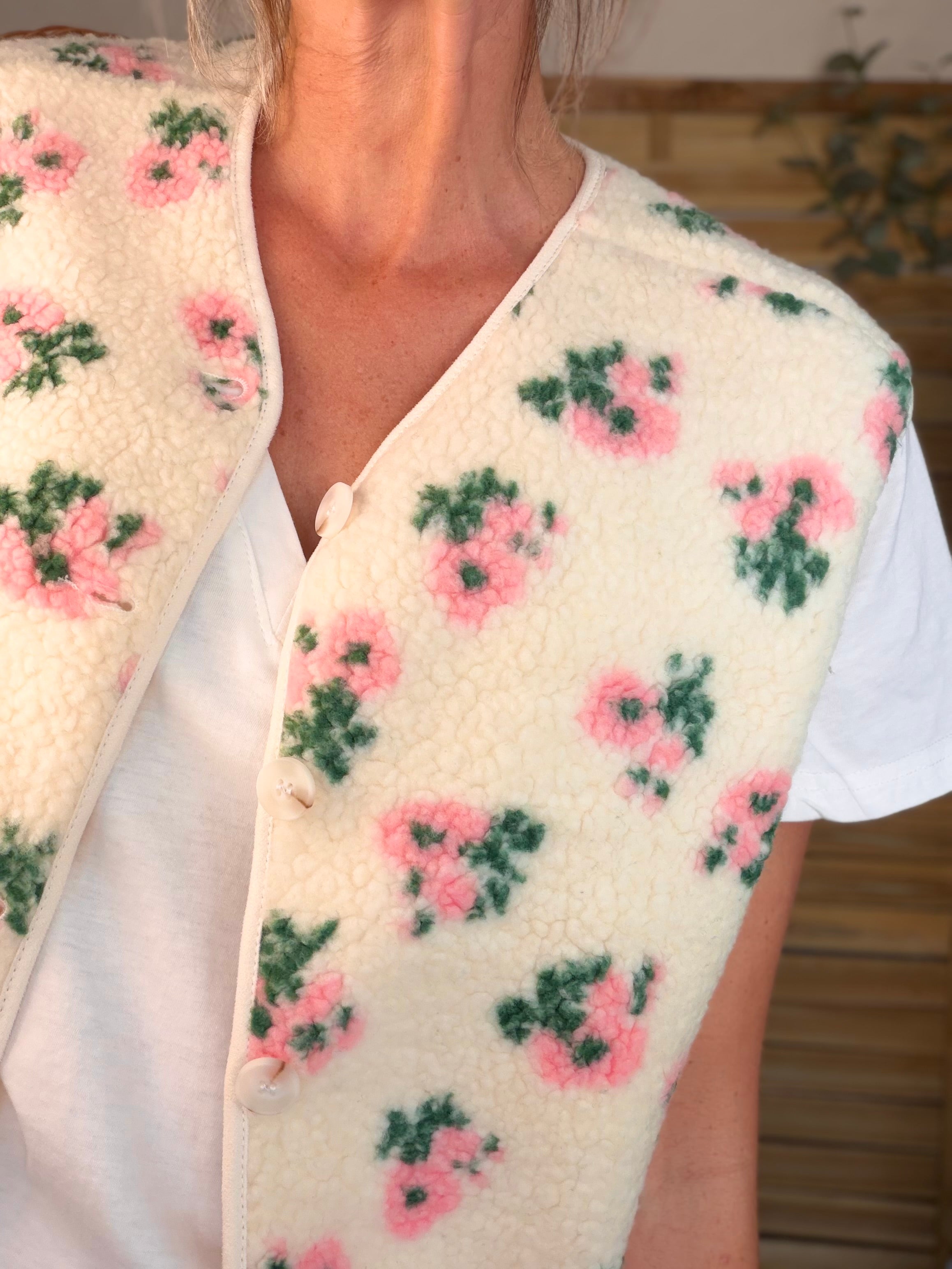Gilet sans manche moumoute imprimé grosses fleurs AUDE