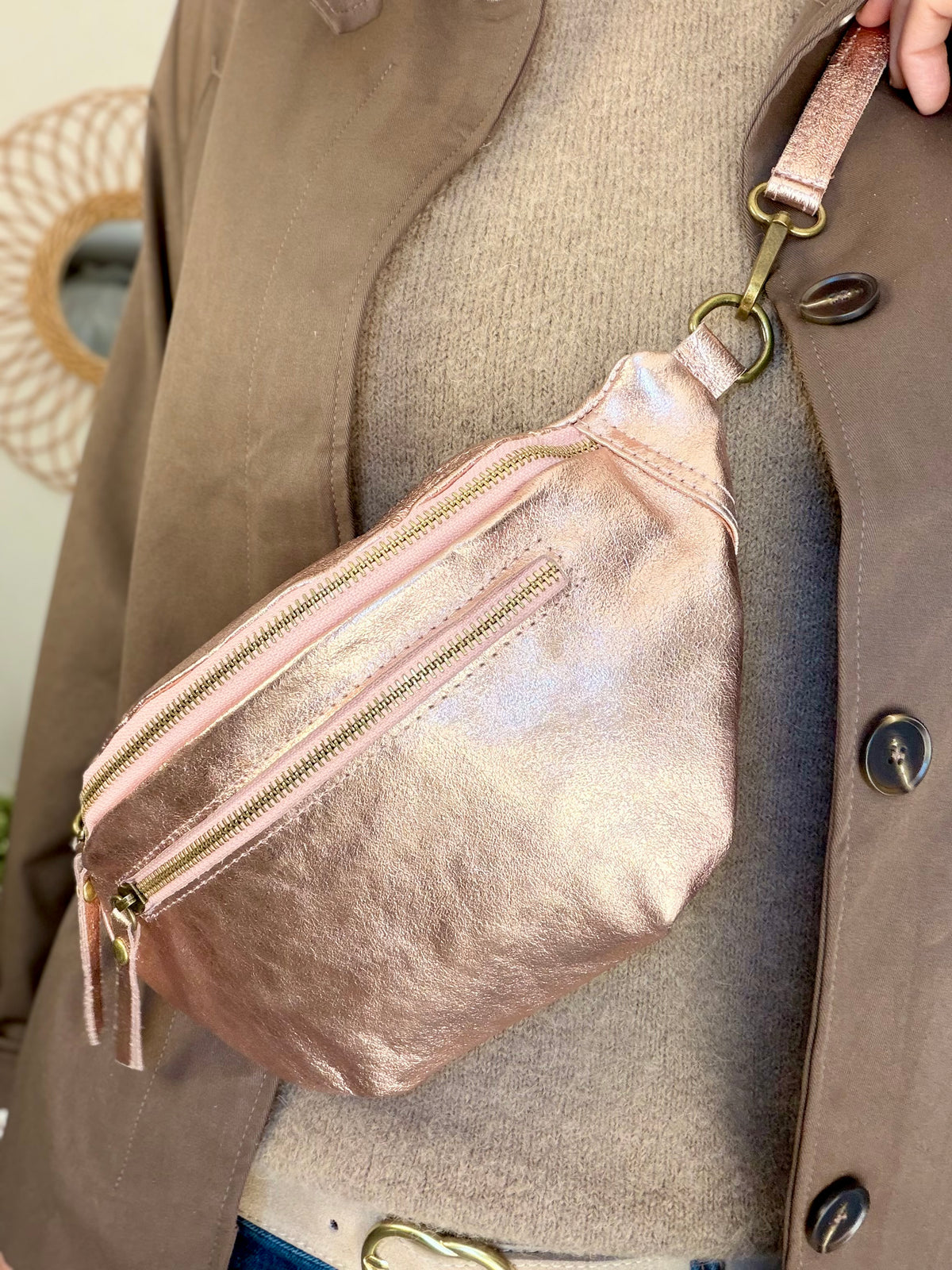 Sac banane en cuir irisé double poche - OPALE Rose gold