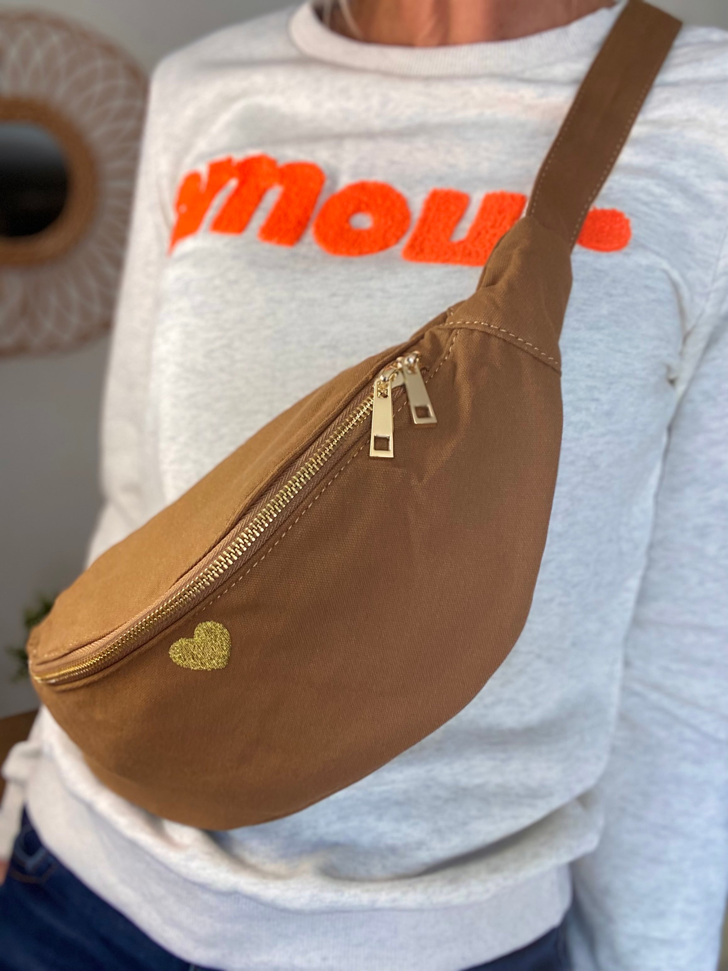 Sac banane en coton Coeur brodé 💛 CASSIDY - Camel