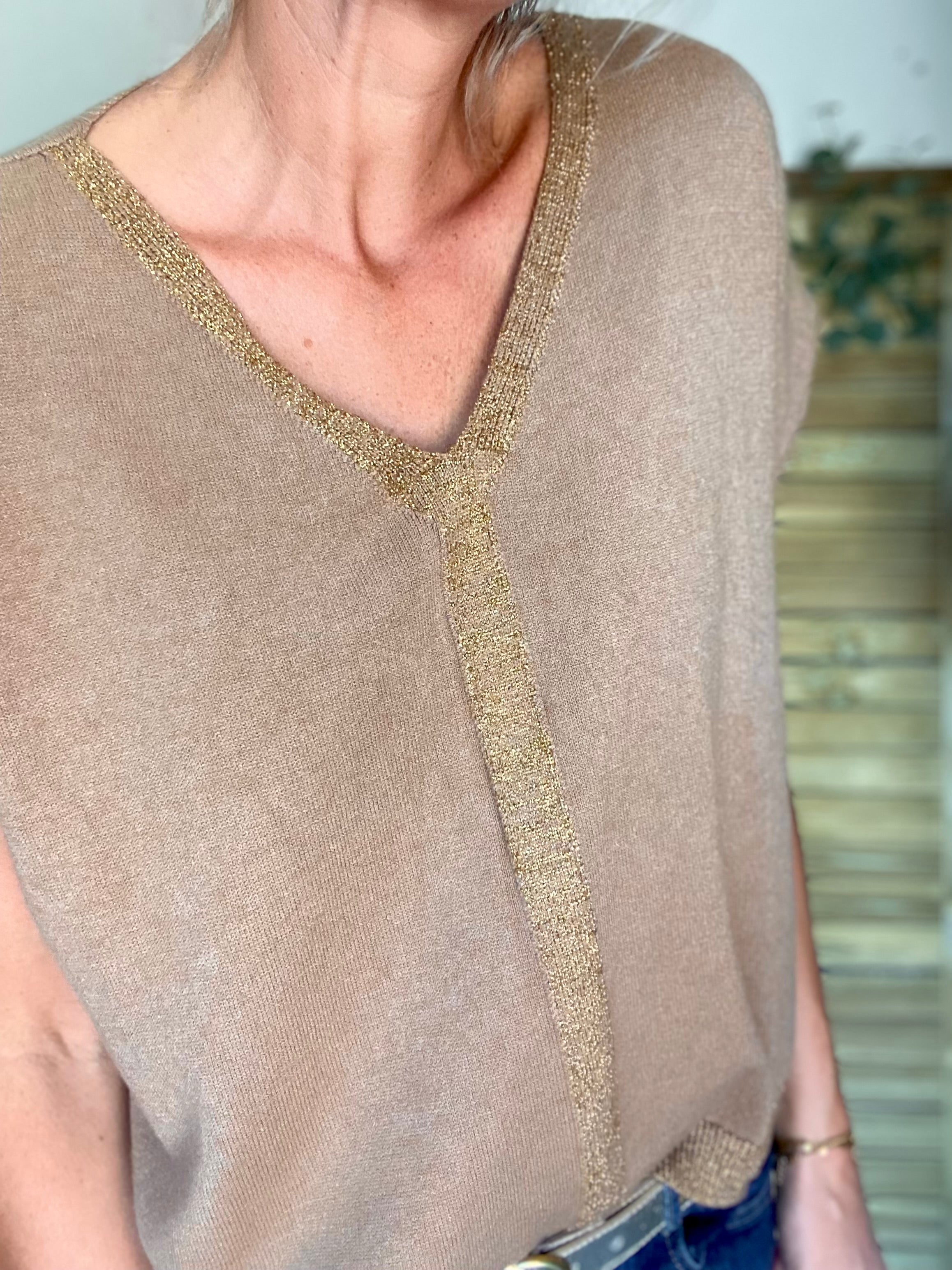 Pull fin avec lurex doré, col V - GISÈLE - Camel