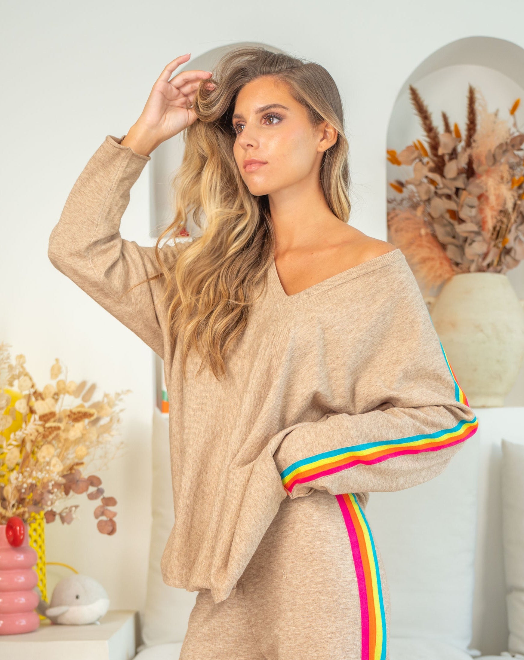 Pull fin avec bandes colorées, col V - RAINBOW OVERSIZE 🌈 Taupe