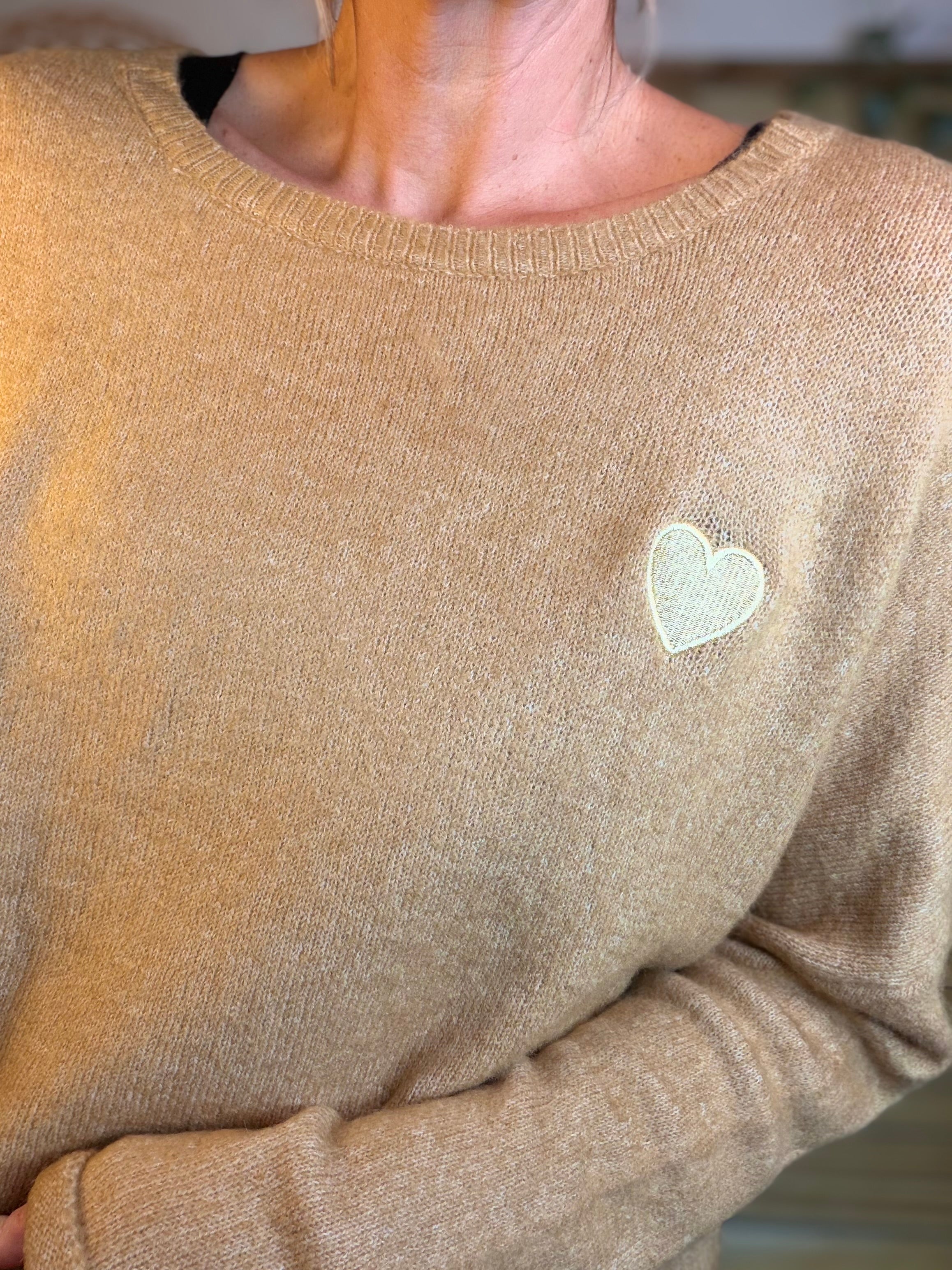 Pull léger en maille cœur doré brodé 💛 MELISSA - Camel