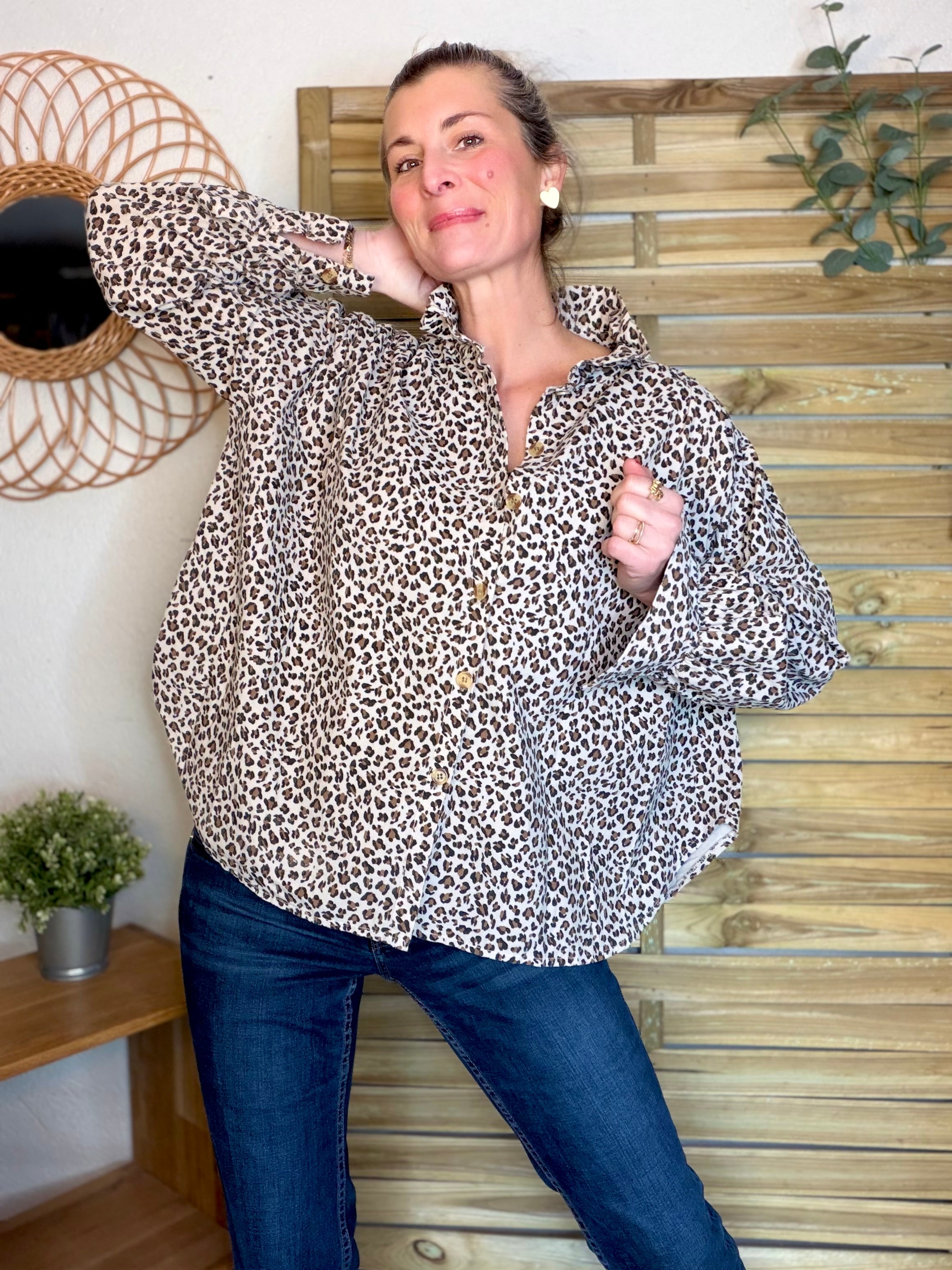 Chemise en velours côtelé fin coton, col volanté FRIDA - Léo beige 🐆