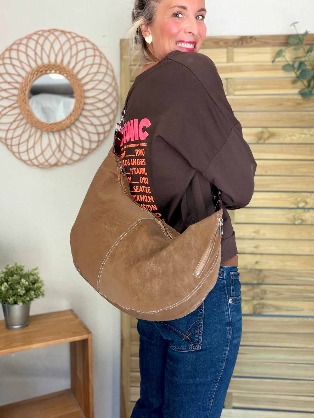 Sac besace XXL en simili cuir brossé - HAROLD Taupe