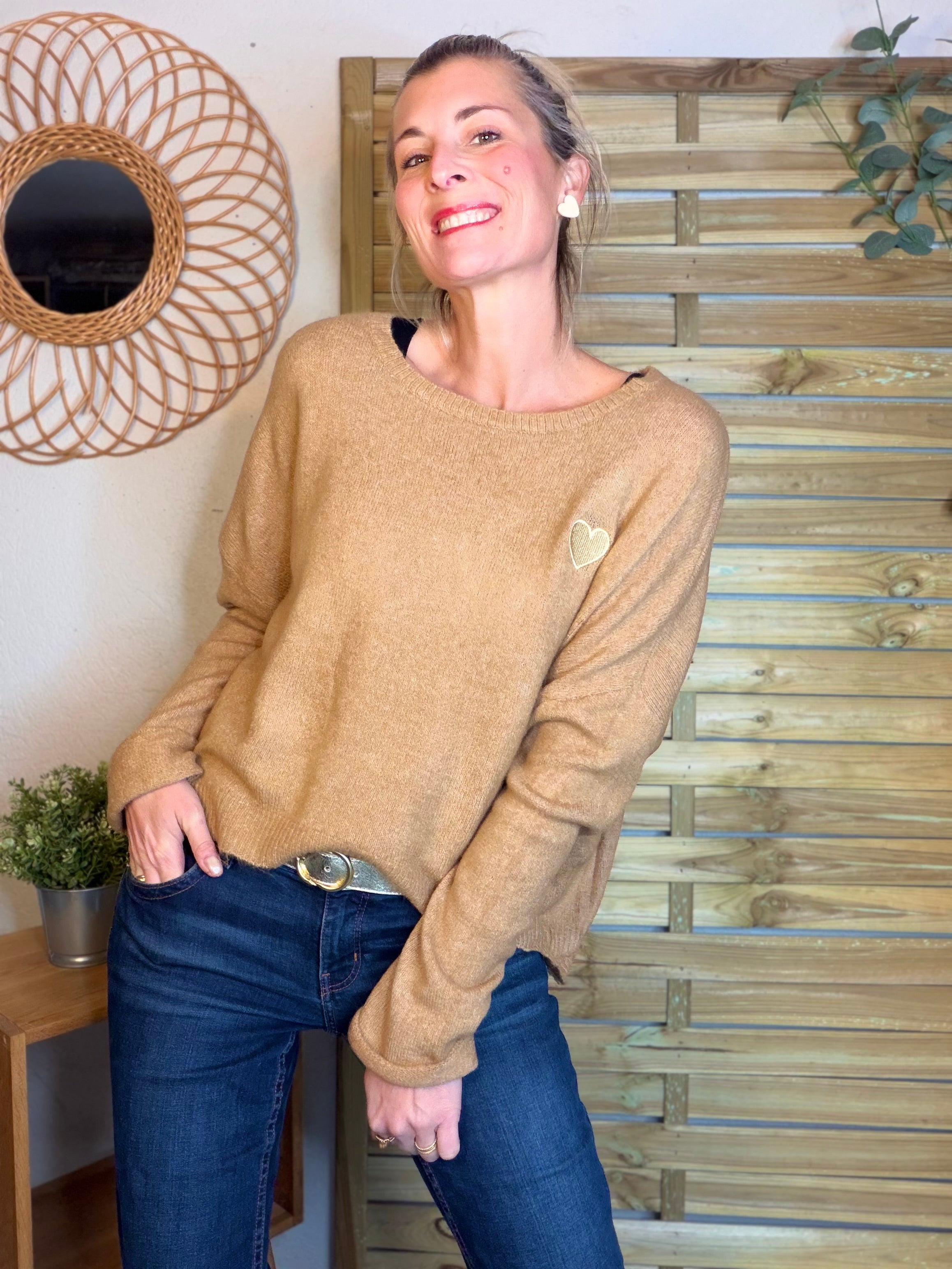 Pull léger en maille cœur doré brodé 💛 MELISSA - Camel
