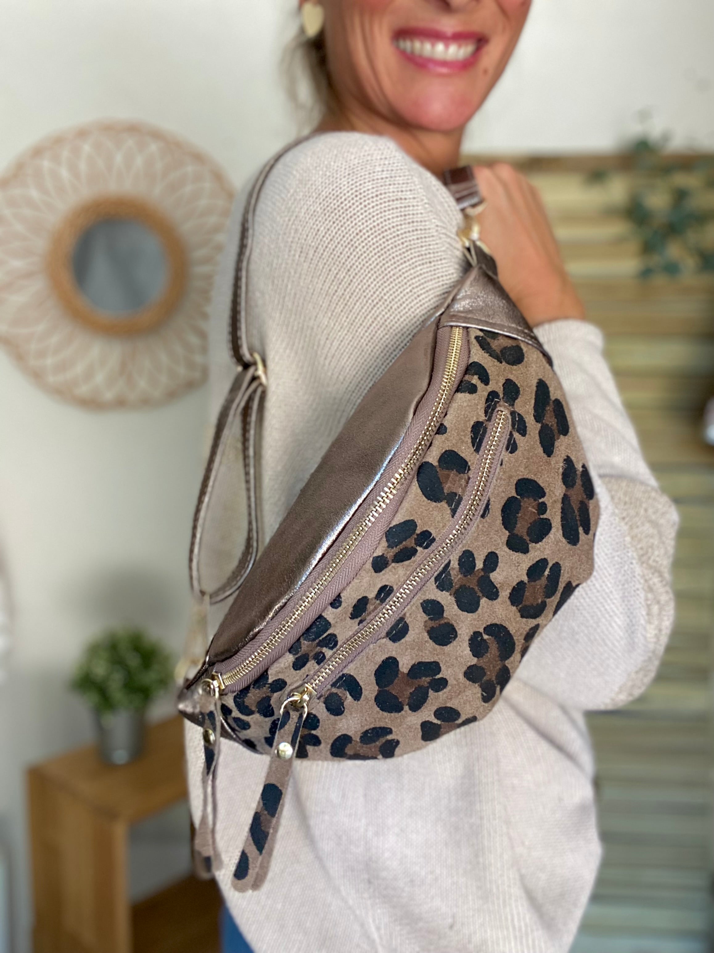 Sac banane en cuir irisé et velours léo - OPRAH - Léo Bronze taupe (avec poche avant)