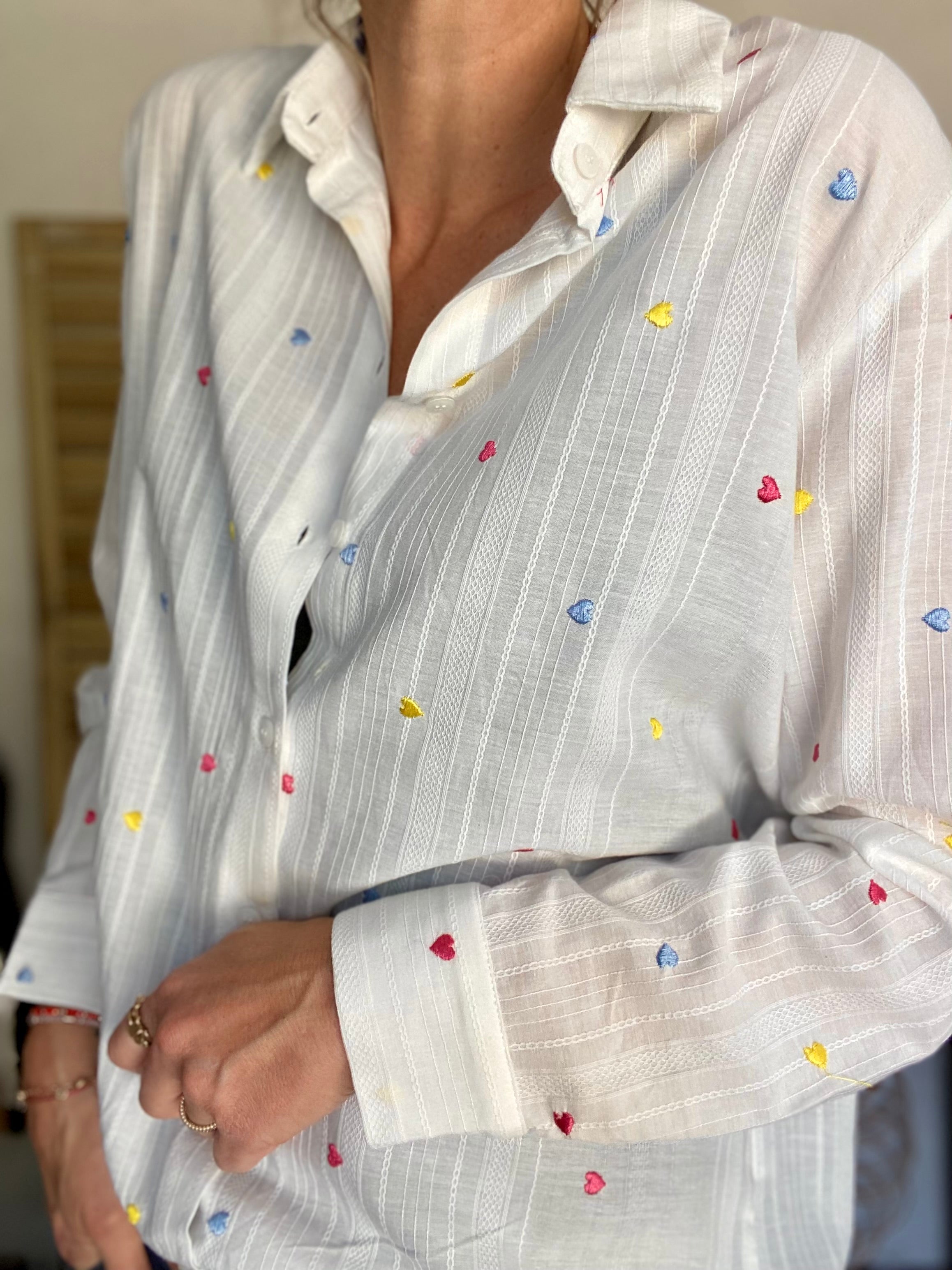 Chemise en coton avec cœurs brodés LÉA - FIN DE SÉRIE