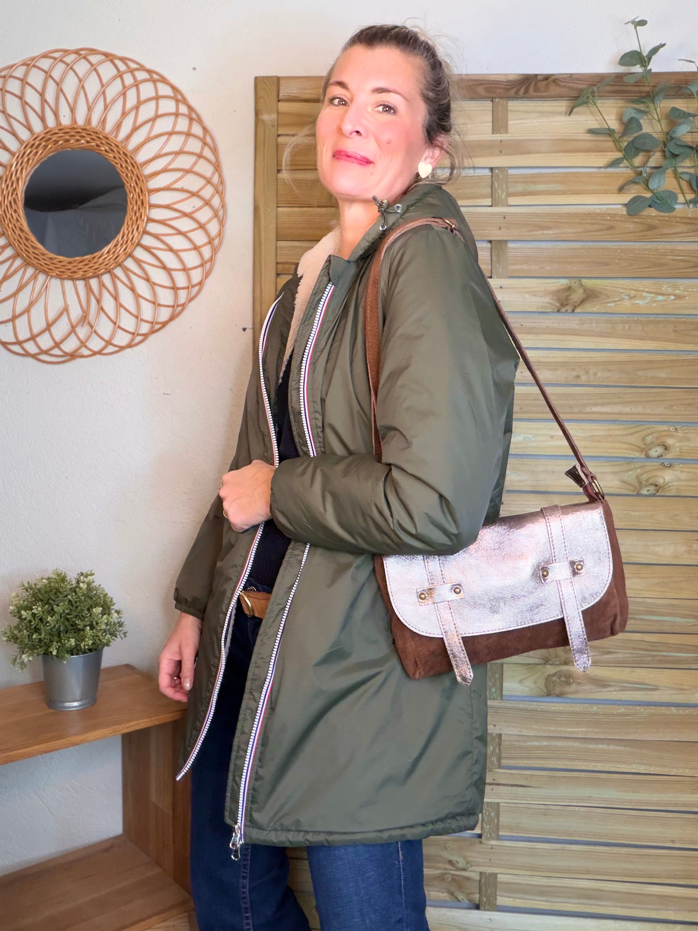 Sac bandoulière en cuir daim et irisé ESMÉE - Choco / Beige