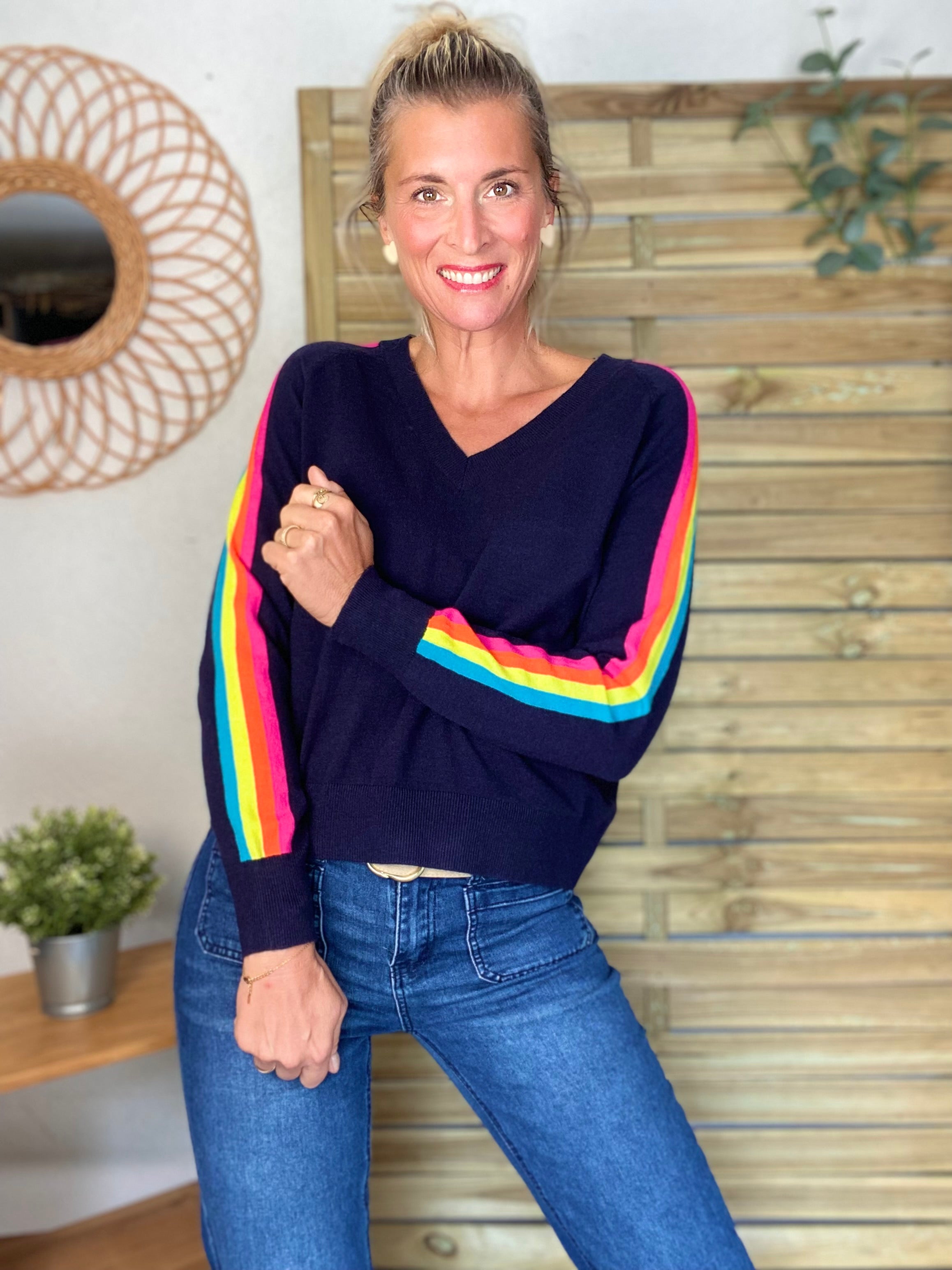 Pull fin avec bandes colorées, col V - RAINBOW 🌈 Bleu marine