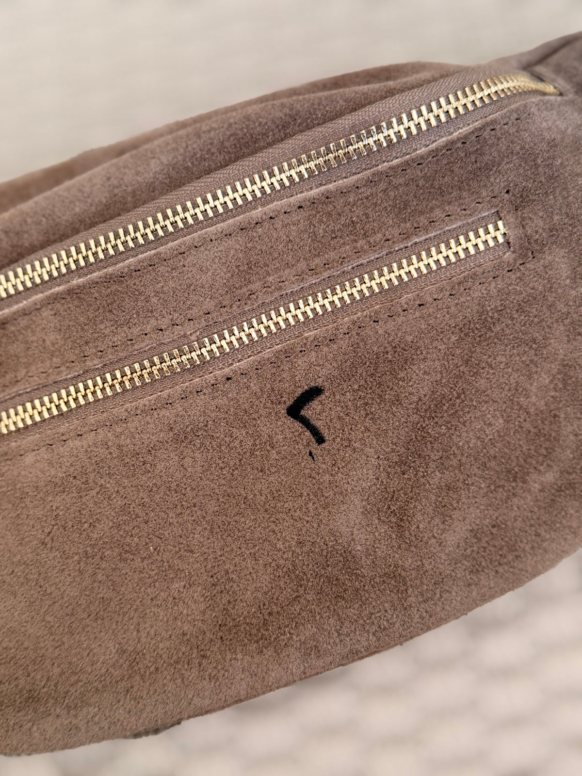 IMPERFECTION • Sac banane avec poche avant, en cuir daim HOLLY - Café