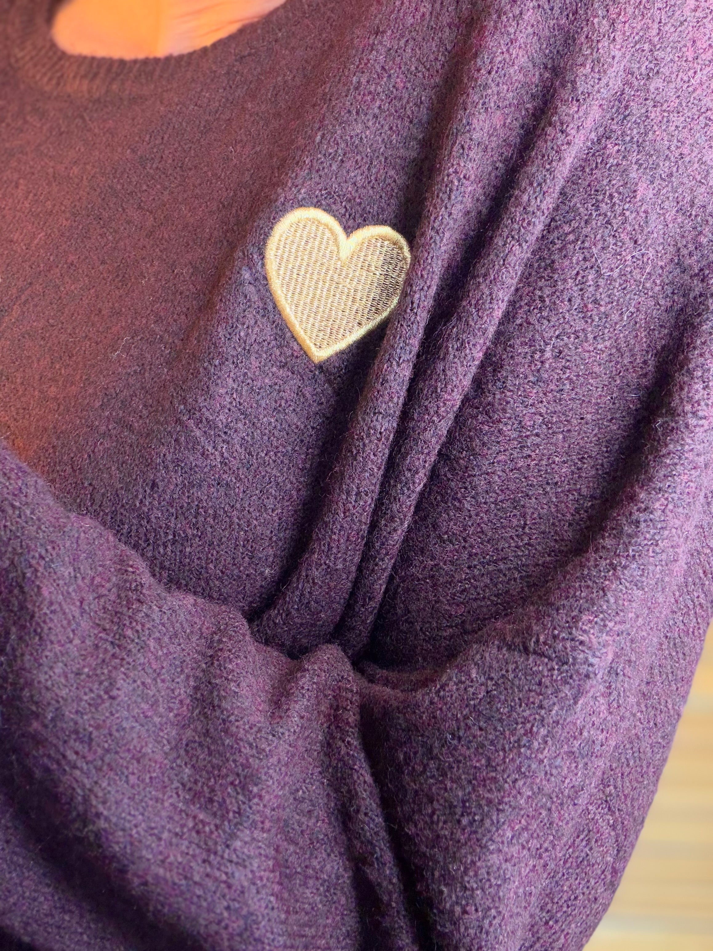 Pull léger en maille cœur doré brodé 💛 MELISSA - Aubergine