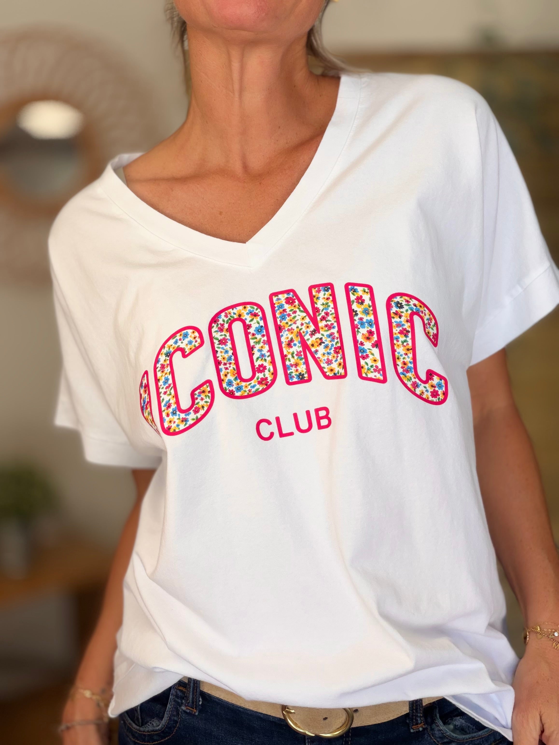 Tee shirt col V ICONIC club fleuri oversized MILA Blanc