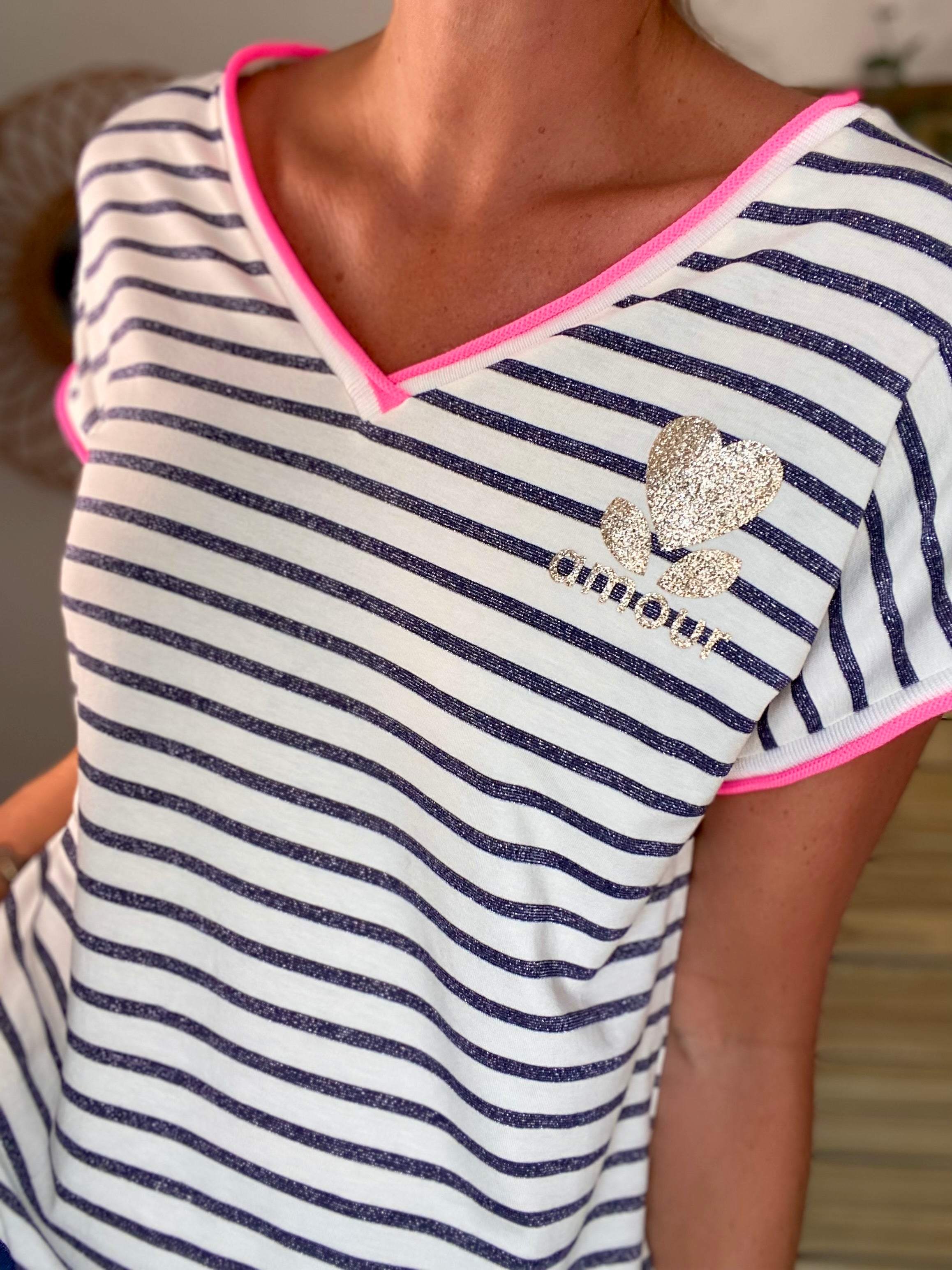 Top rayé col V amour 💛 CLAUDIE - Bleu marine / Rose fluo