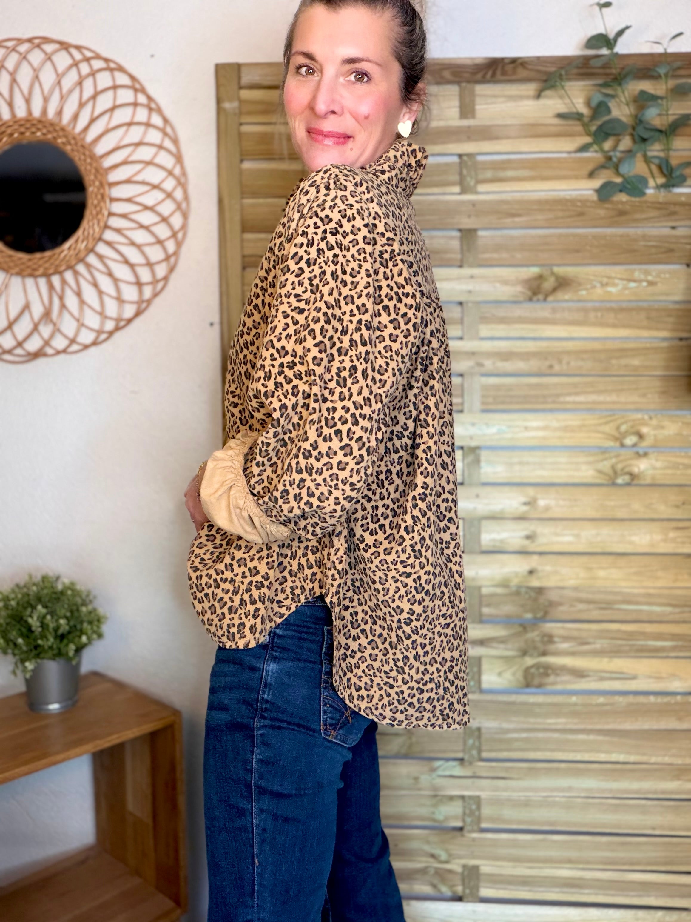 Chemise en velours côtelé fin coton, col volanté FRIDA - Léo camel 🐆