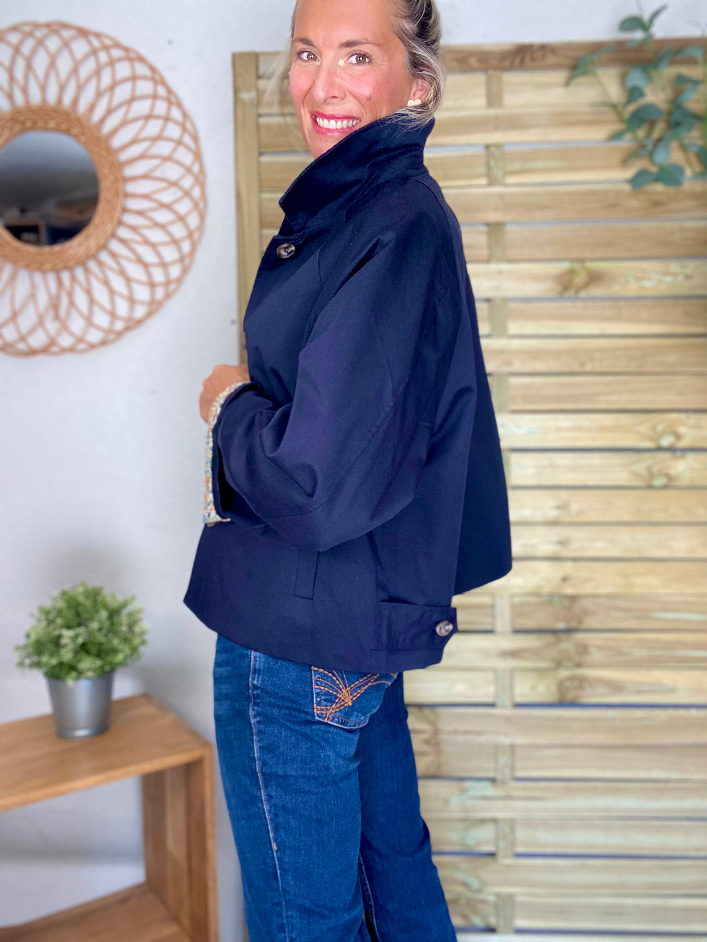 Veste Trench en coton bleu marine avec Liberty - MAHAUT
