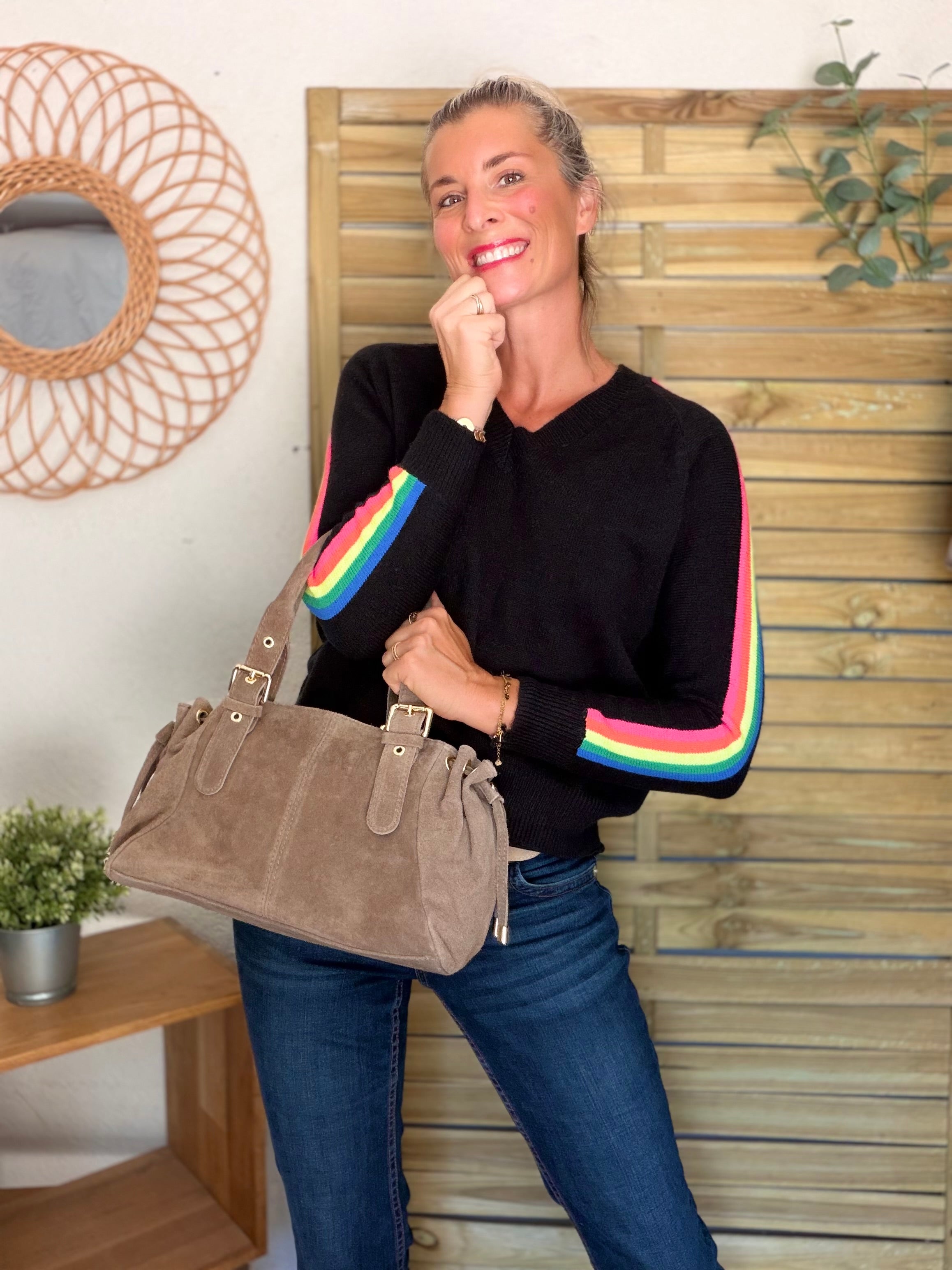 Pull épais avec bandes colorées, col V - RAINBOW 🌈 Noir - Winter 2026