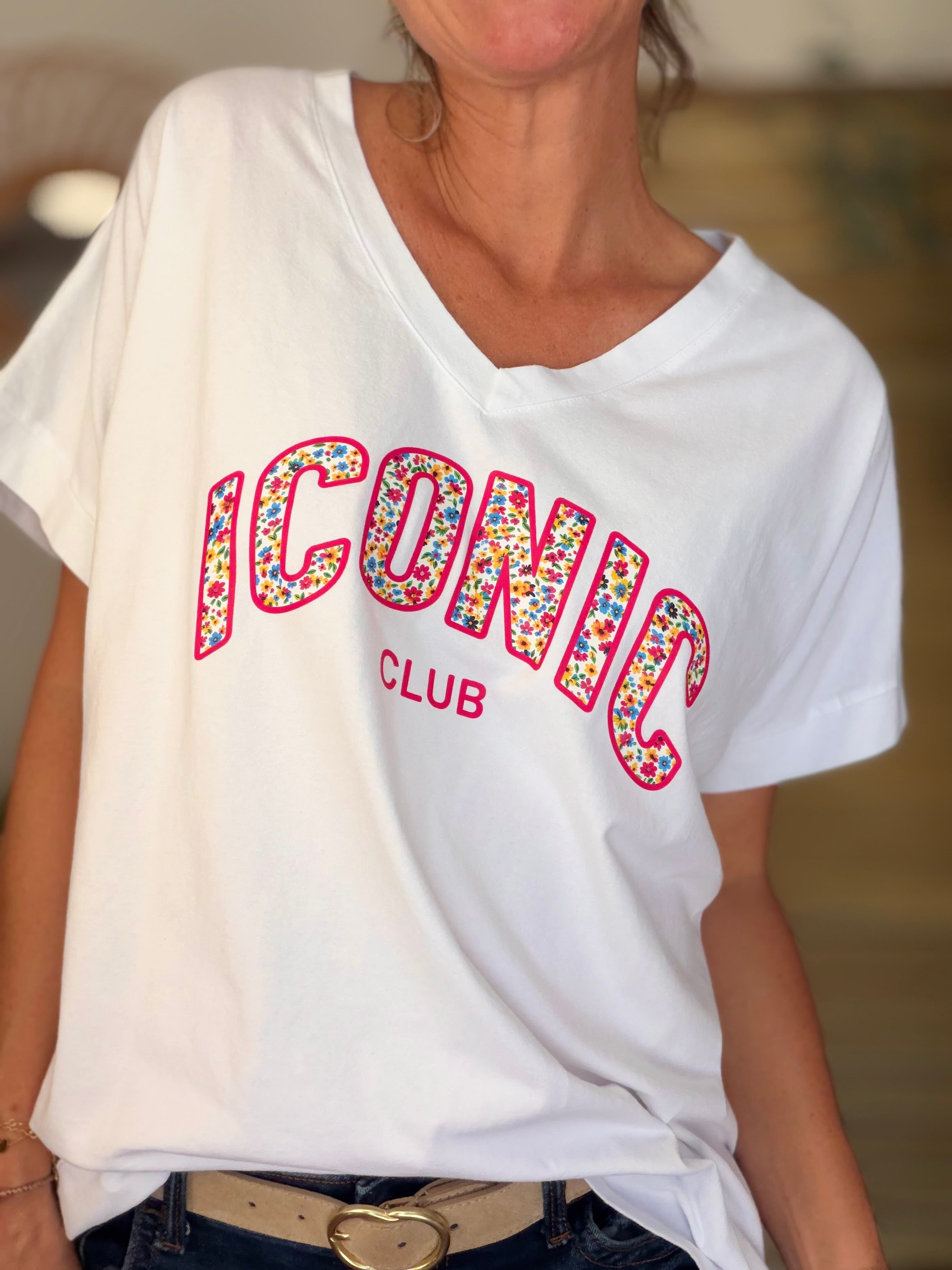 Tee shirt col V ICONIC club fleuri oversized MILA Blanc
