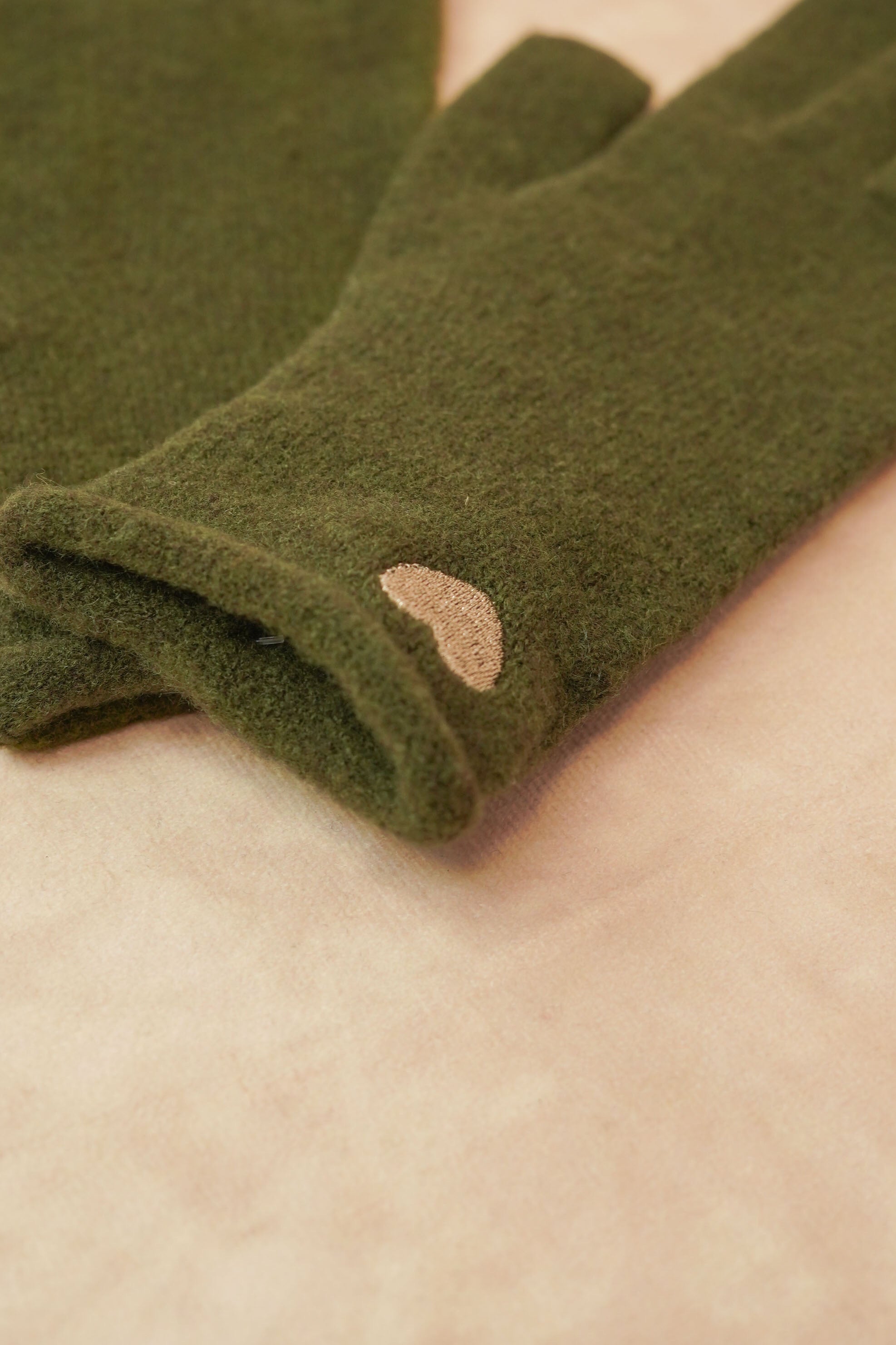 Gants CHLOÉ avec coeur doré brodé 💛 et ouverture index et pouce 👌🏼