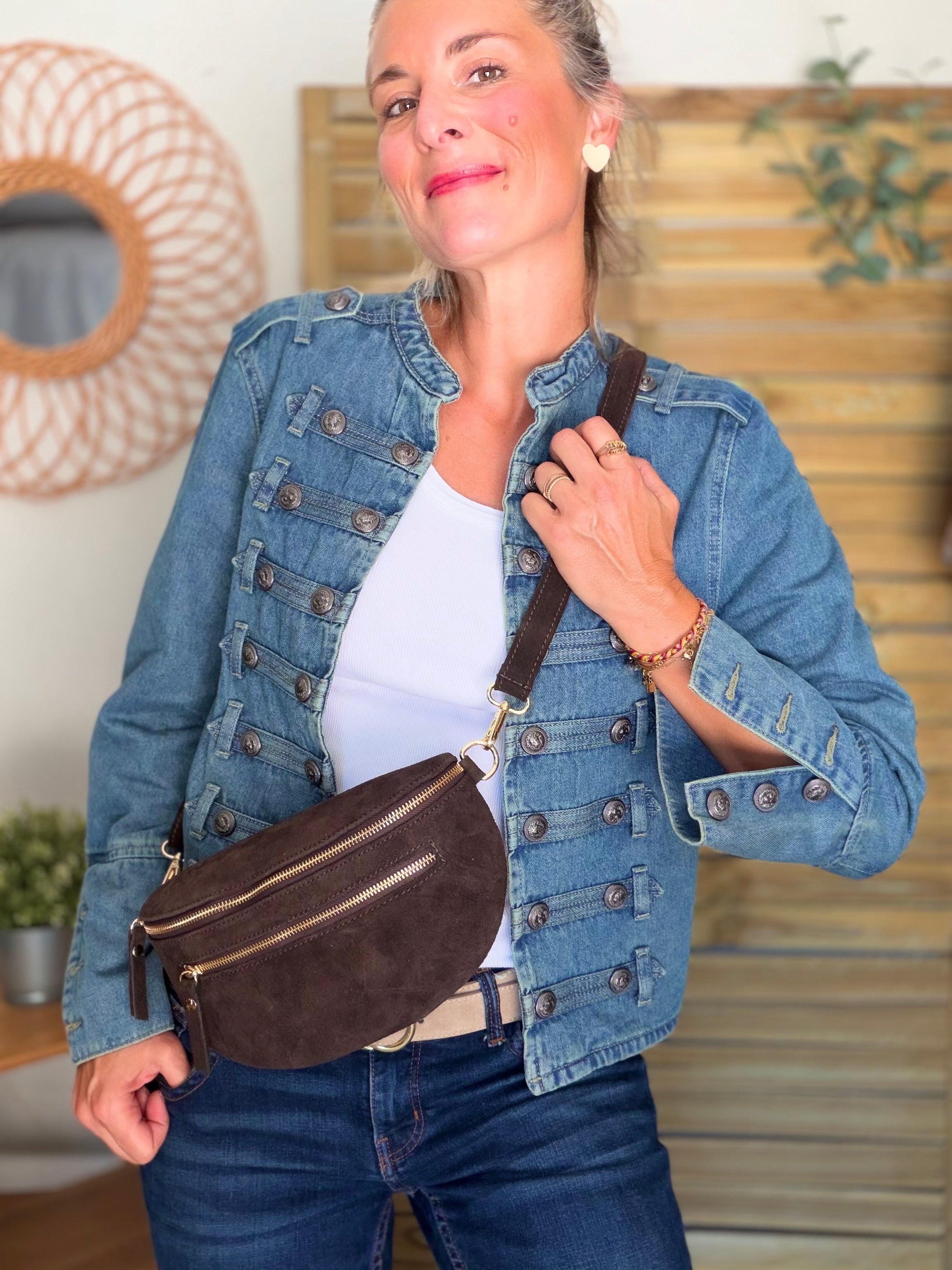Sac banane en croûte de cuir + poche avant ALISON - Chocolat