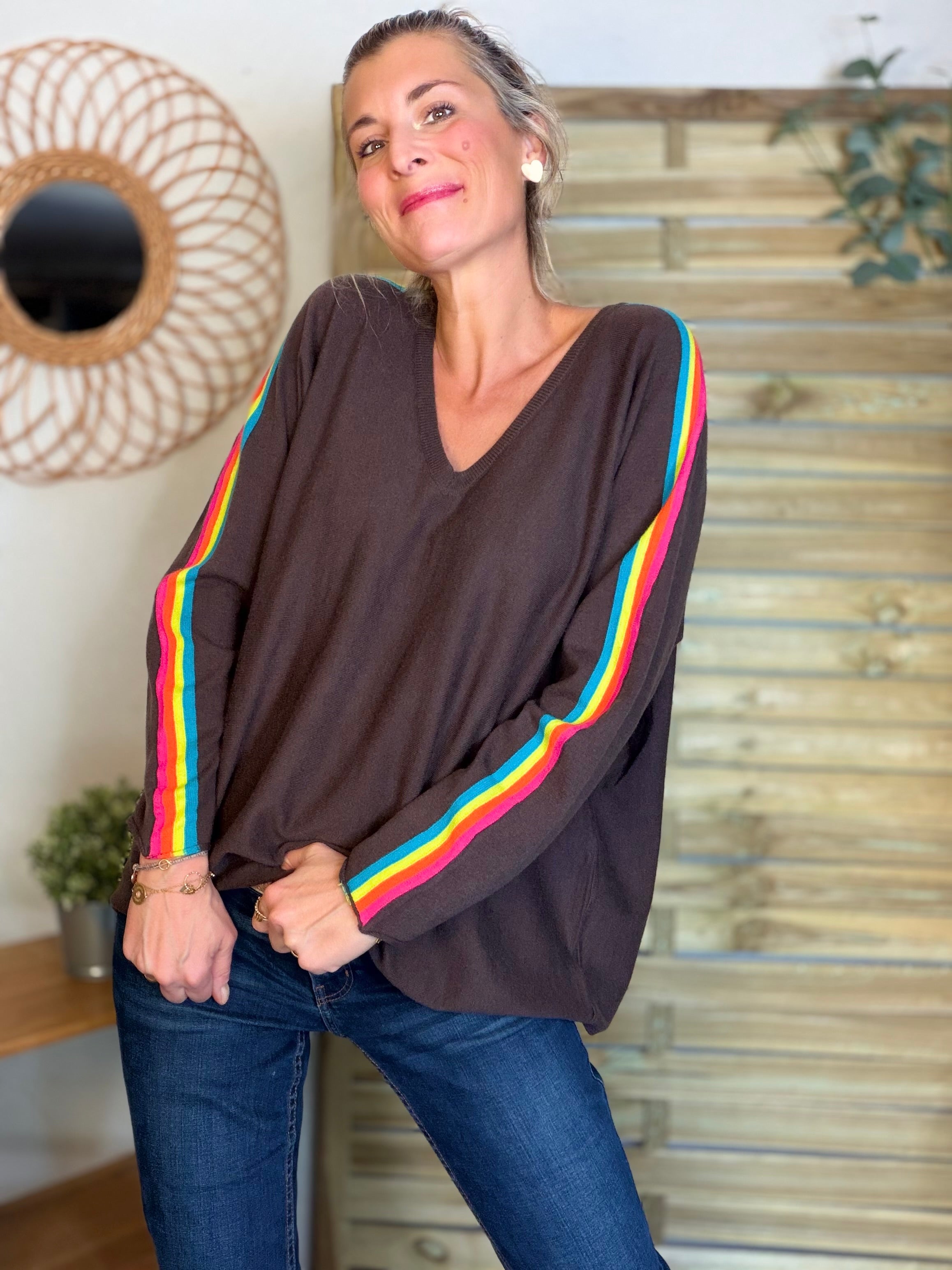 Pull fin avec bandes colorées, col V - RAINBOW OVERSIZE 🌈 Chocolat