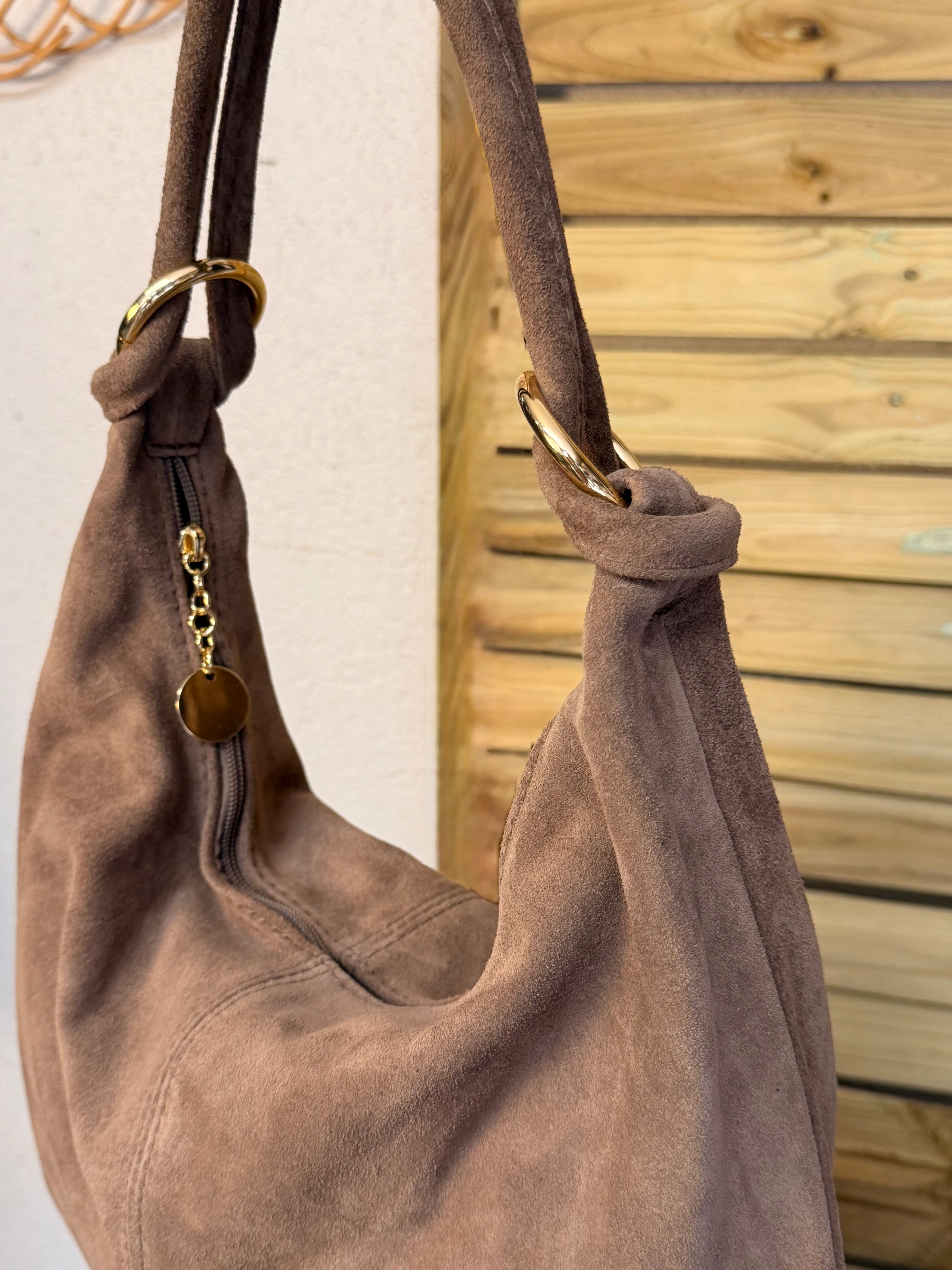 Sac besace hobo en cuir daim souple avec anneaux WILLIAM - Taupe