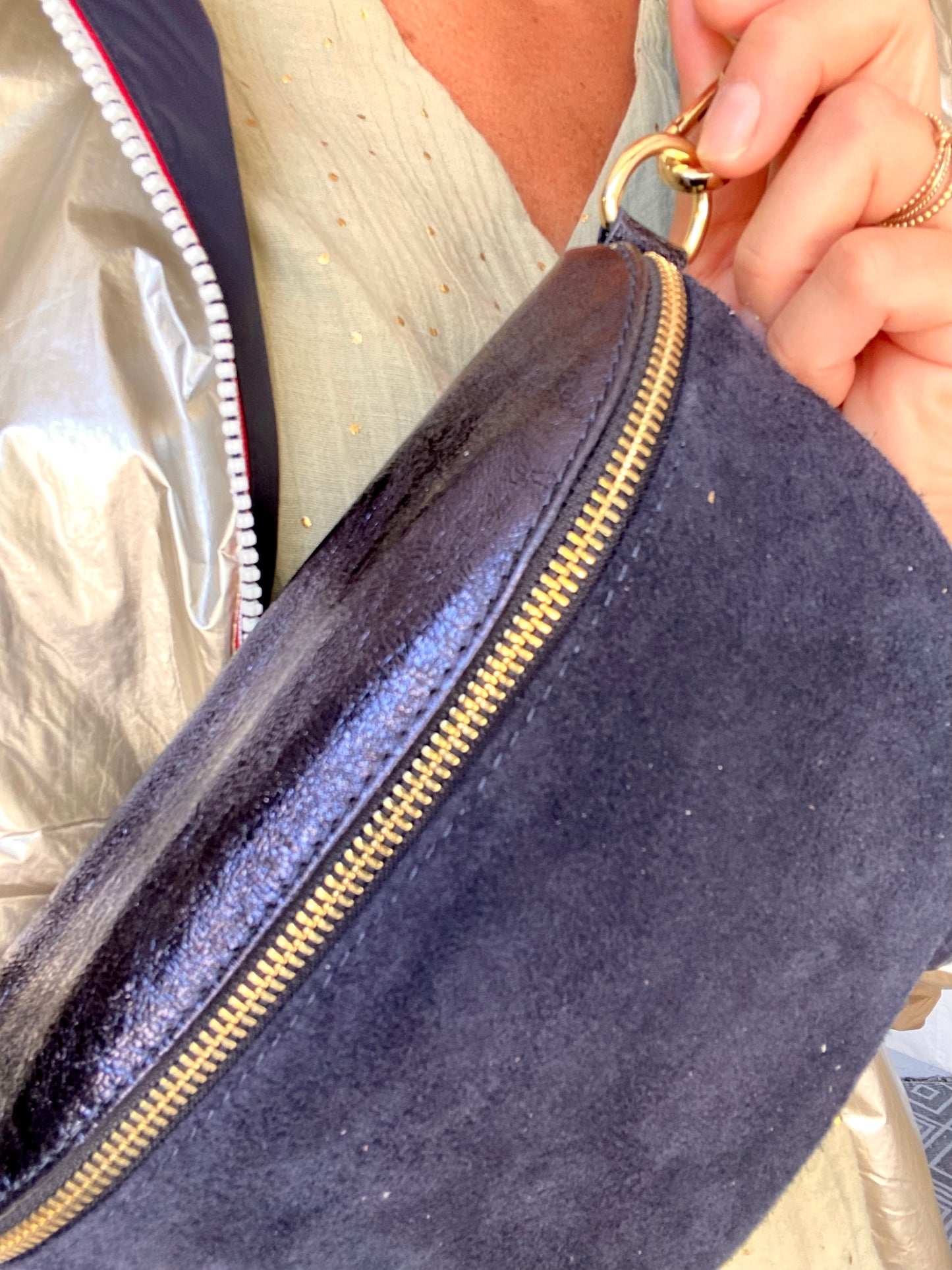 Sac banane M bi-matière en cuir irisé et velours 24cm - POLLY - Bleu marine (9 coloris)