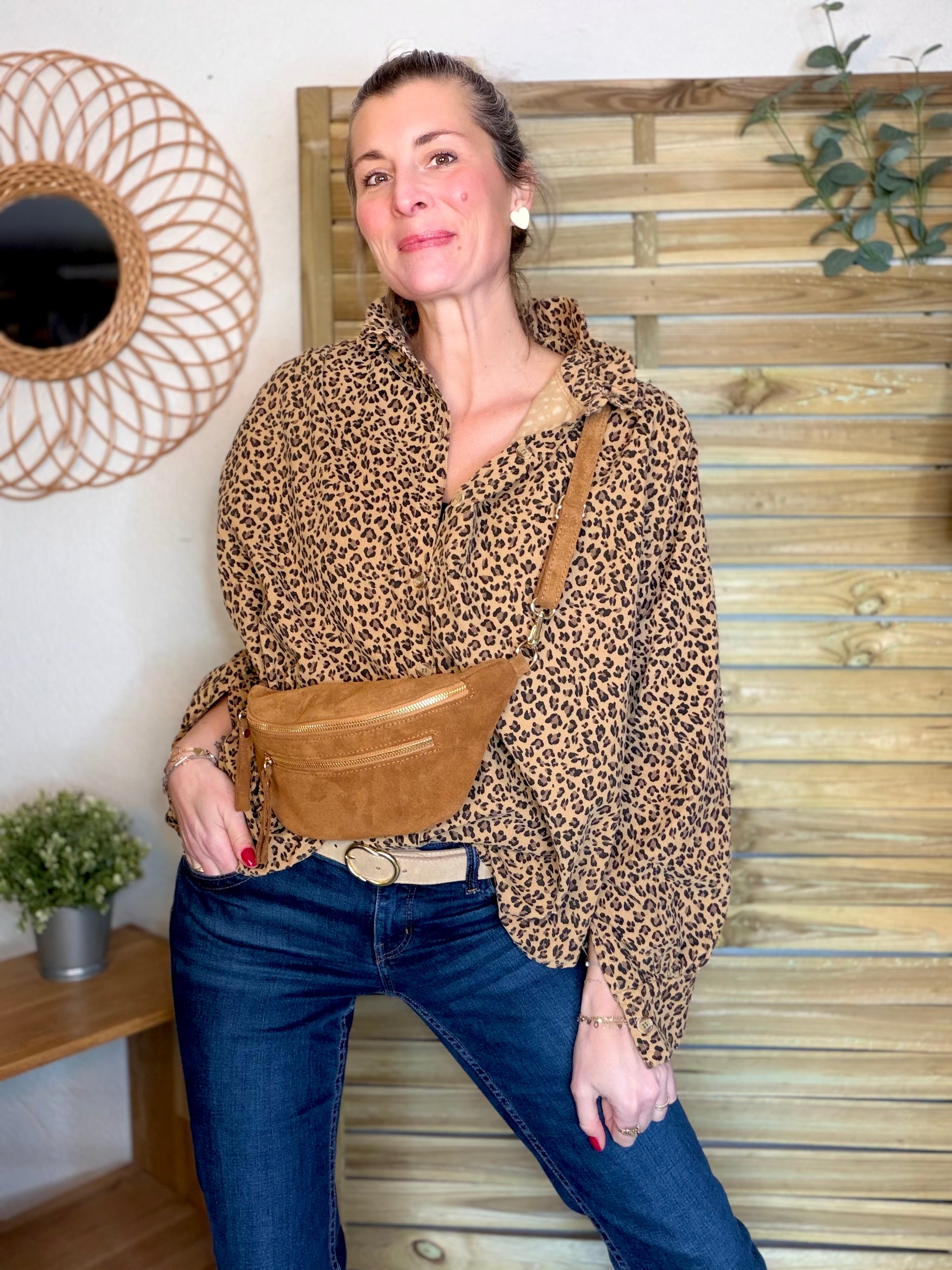 Chemise en velours côtelé fin coton, col volanté FRIDA - Léo camel 🐆