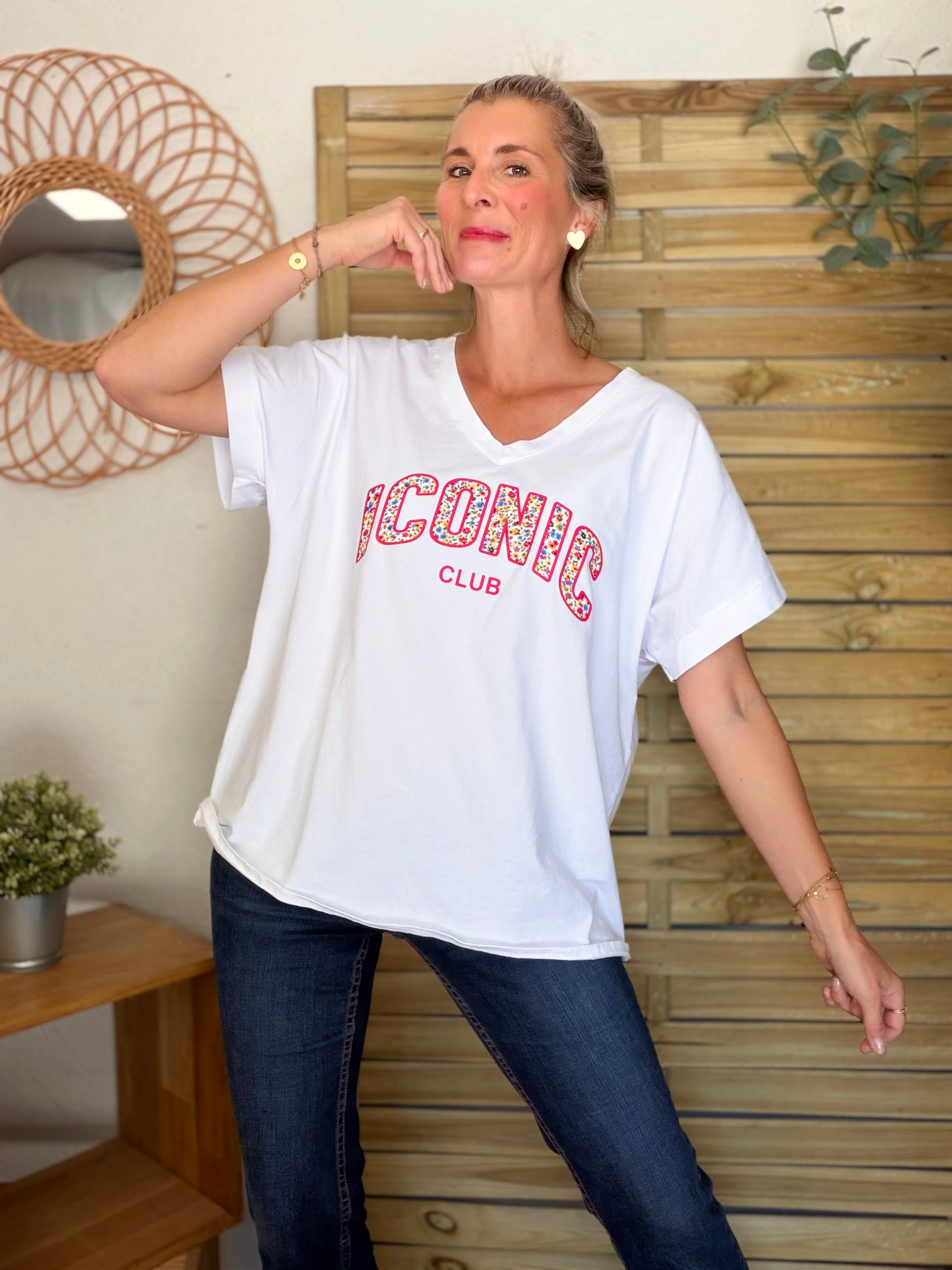 Tee shirt col V ICONIC club fleuri oversized MILA Blanc